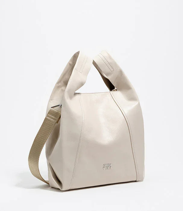 תיק יד אופנתי בצבע שמנת, רצועה מתכווננת, עיצוב מודרני, מותג BIMBA Y LOLA, מבית קבוצת אלפא