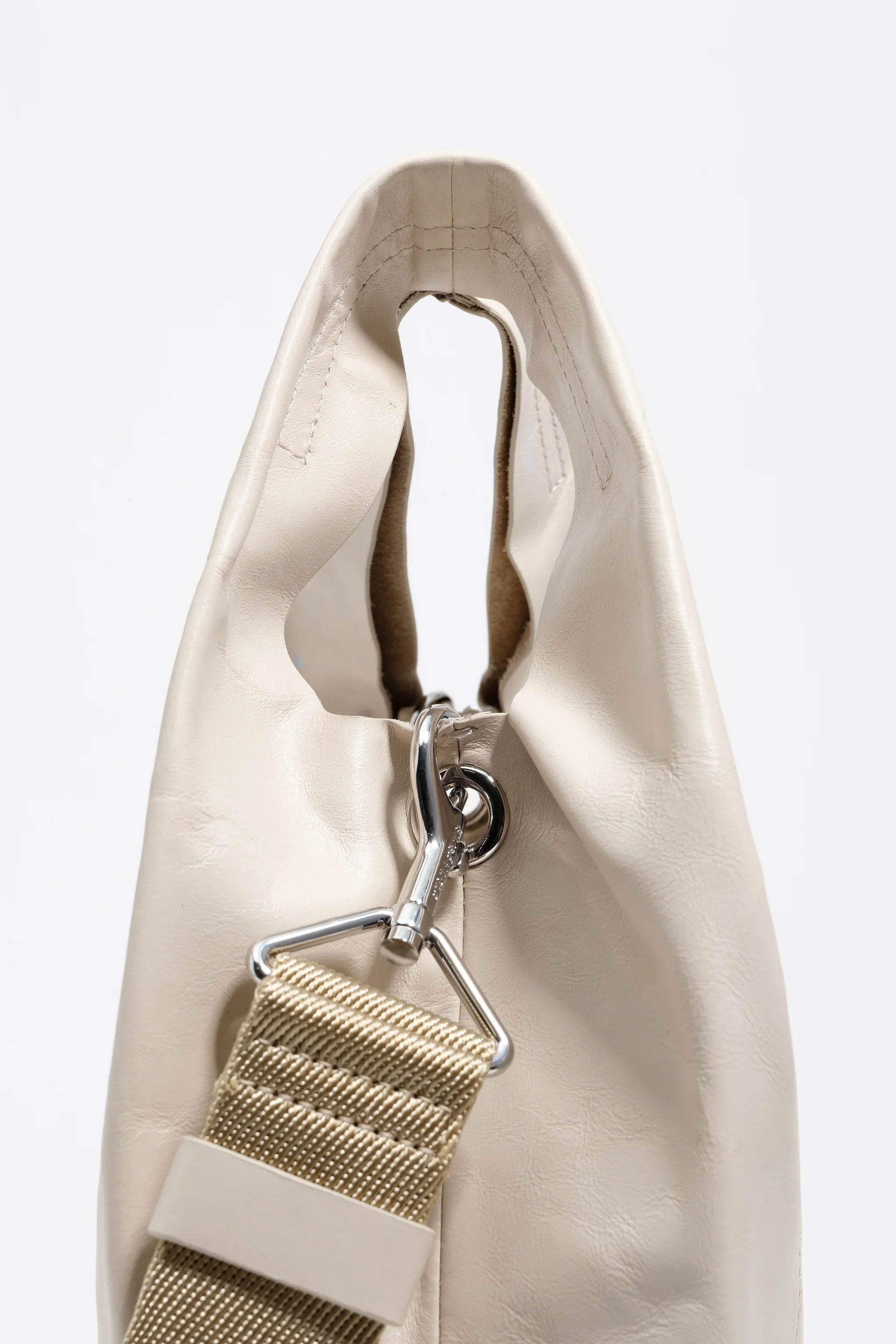 תיק צד אופנתי בצבע קרם עם רצועת כתף ובקליפס מתכת, מותגי CHOZEN