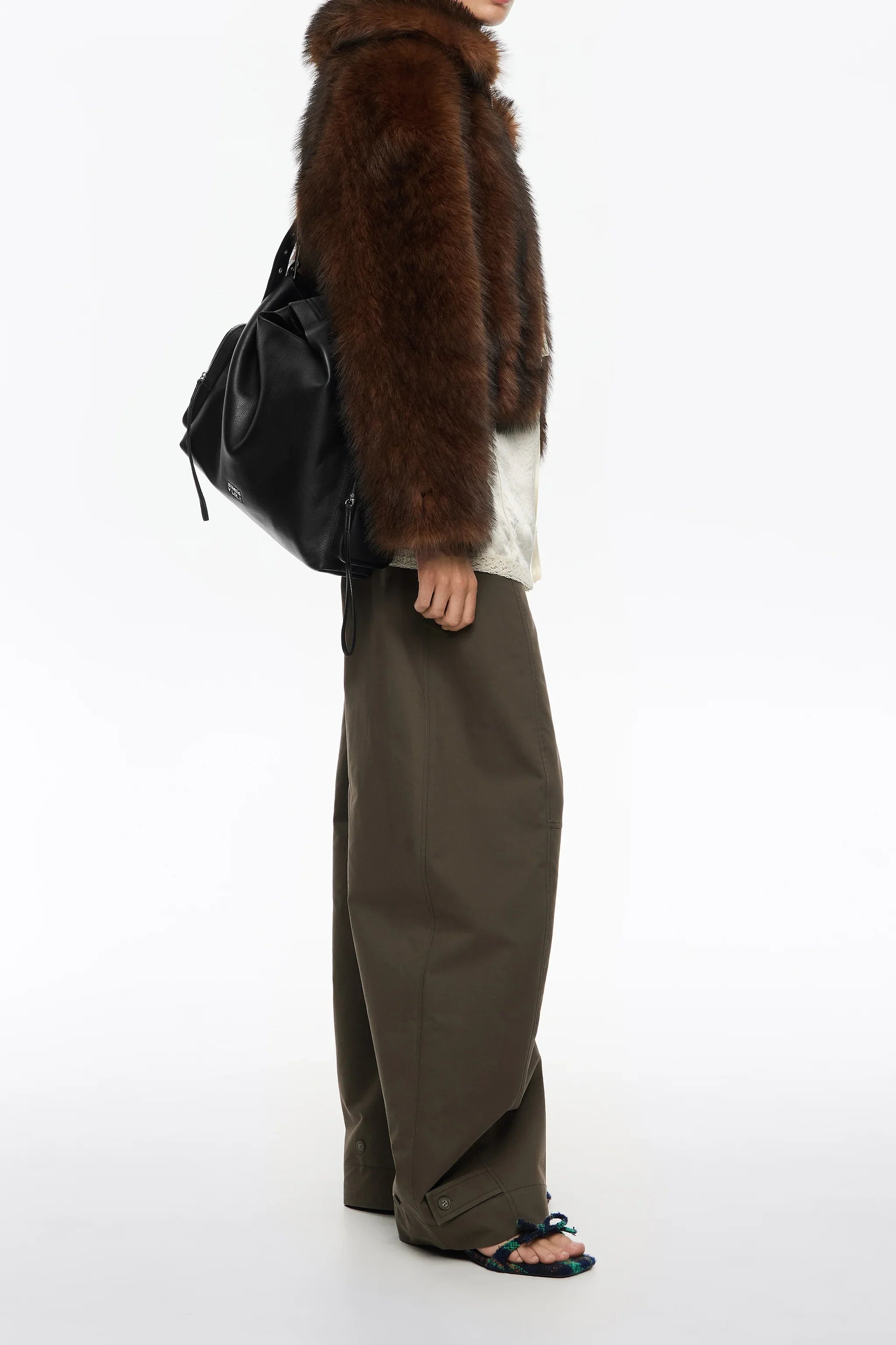 אופנה יוקרתית CHOZEN: מעיל פרווה חום, תיק שחור, מכנסיים רחבים וסנדלים צבעוניים