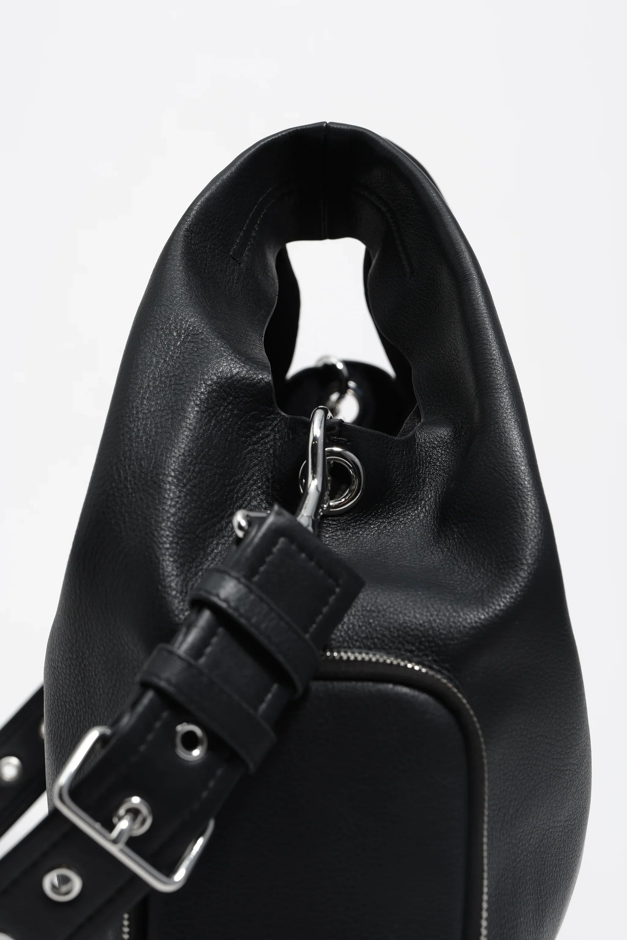 תיק עור שחור יוקרתי עם רצועה מתכווננת ואבזמים מתכתיים, CHOZEN מותגים מובילים