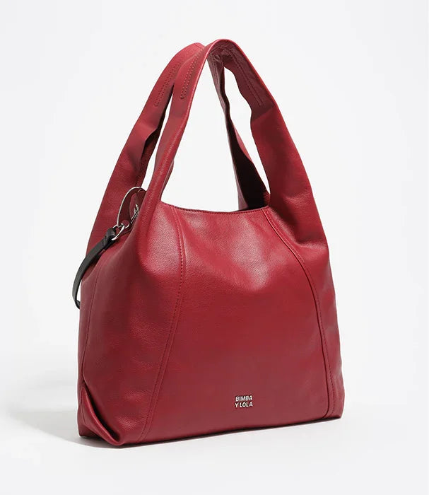 תיק נשים מעור אדום Bimba Y Lola יוקרתי מוצג על רקע לבן, מותגים מובילים ב-CHOZEN