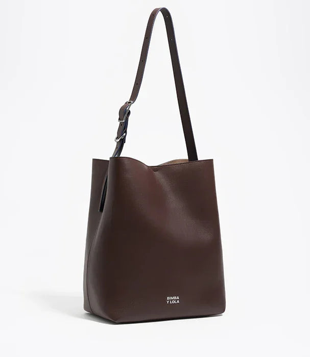 תיק דלי עור חום עם רצועה מתכווננת מבית BIMBA Y LOLA, קולקציית מותגים ב-CHOZEN