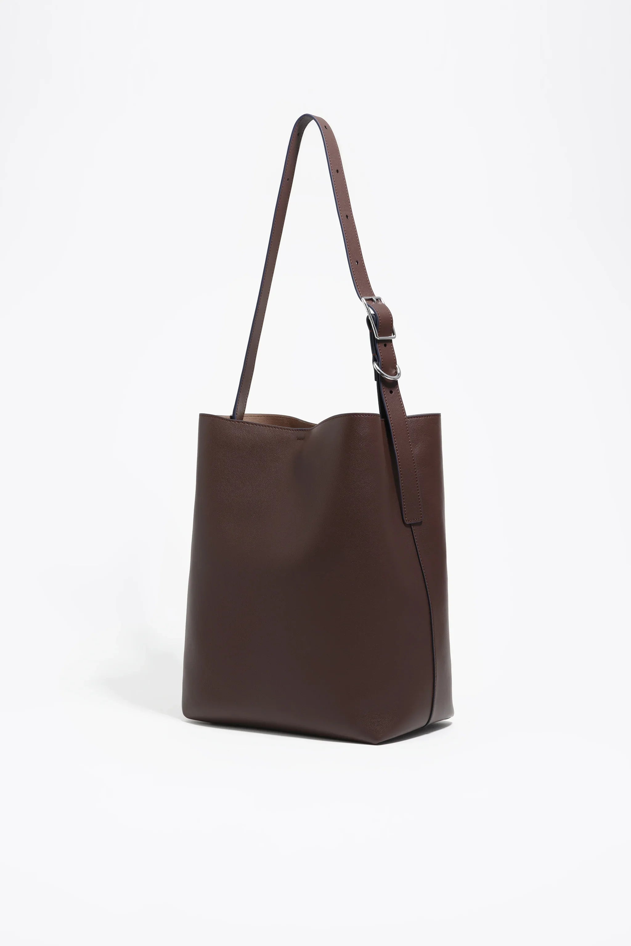 תיק כתף עור חום בעיצוב מינימליסטי, CHOZEN, מותגים מובילים, צילום על רקע לבן