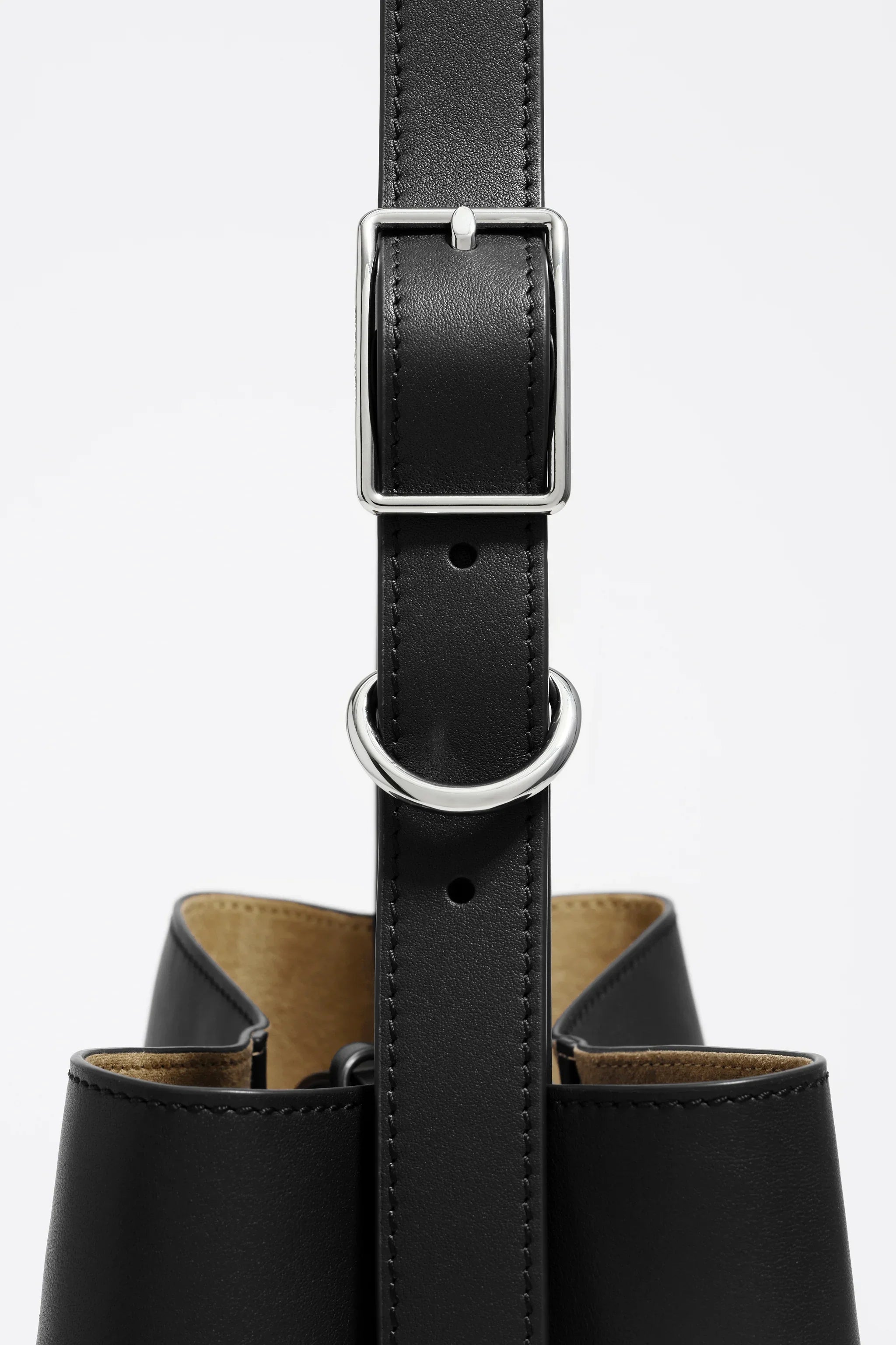 תיק עור שחור יוקרתי עם רצועה מתכווננת ואבזם מתכת, מבית CHOZEN