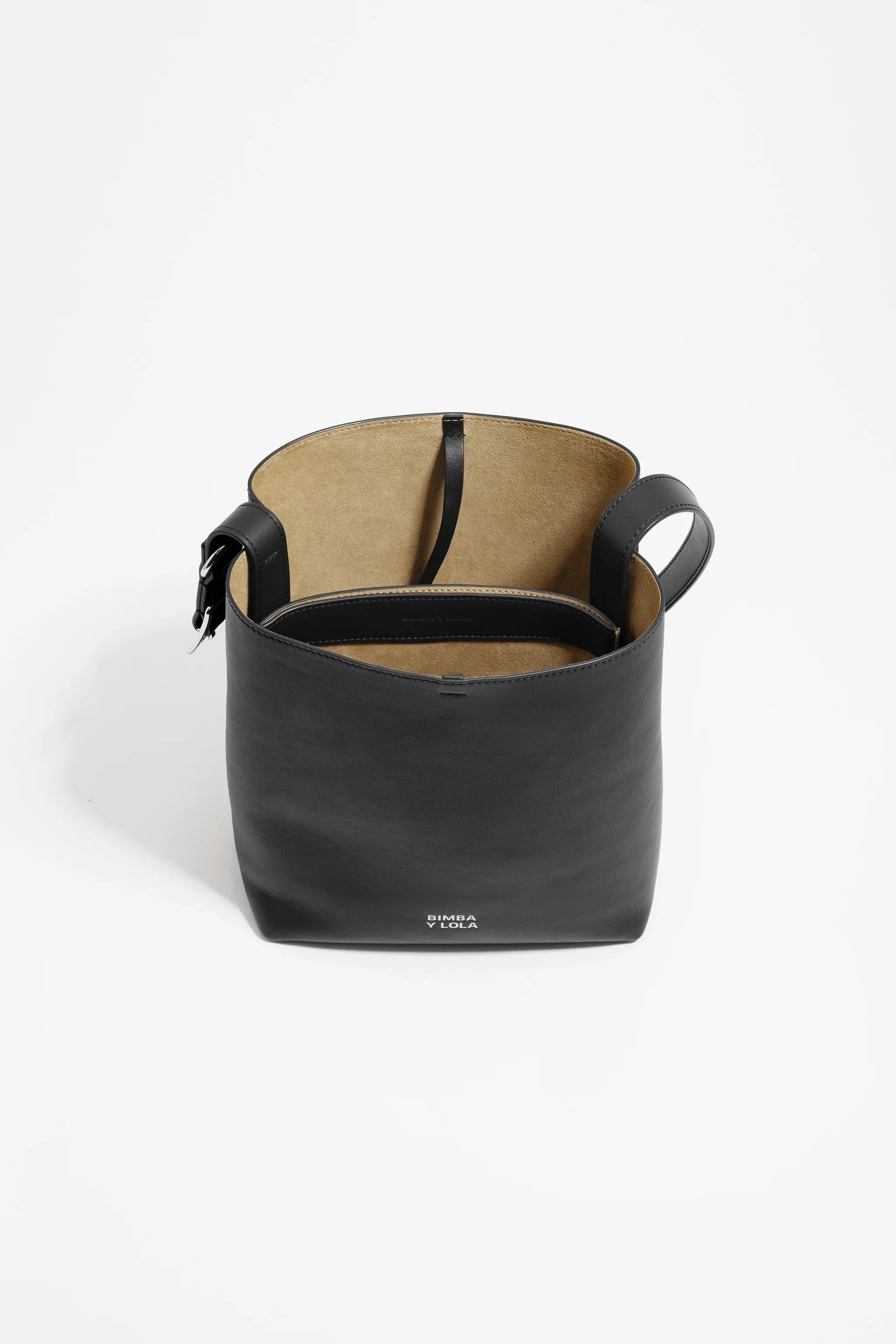תיק דלי מעור שחור עם רצועה, מותג BIMBA Y LOLA, צילום מוצר לאתר CHOZEN