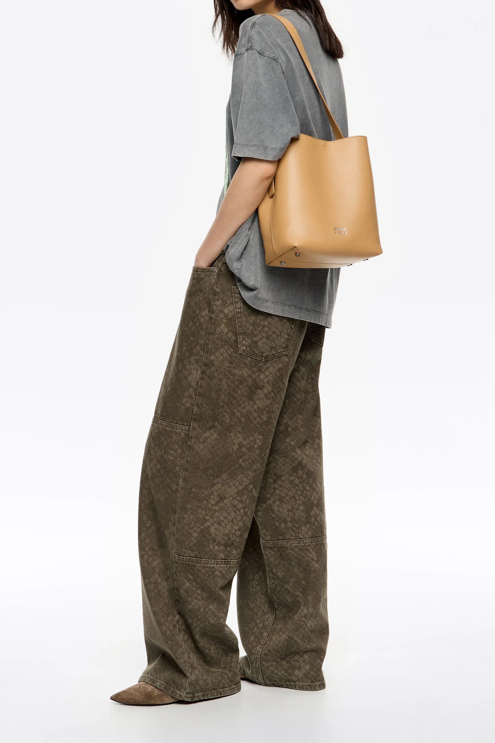 אאוטפיט אופנה לנשים מבית CHOZEN, חולצת טי אפורה, מכנסיים רחבים בגוון ירוק, תיק עור חום