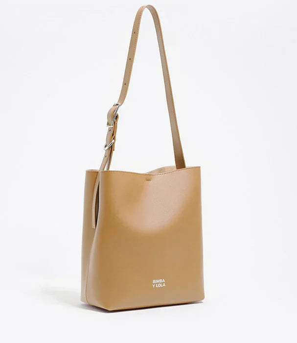 תיק צד חום מבית BIMBA Y LOLA, עיצוב קלאסי, מוצר ייבוא רשמי קבוצת אלפא CHOZEN