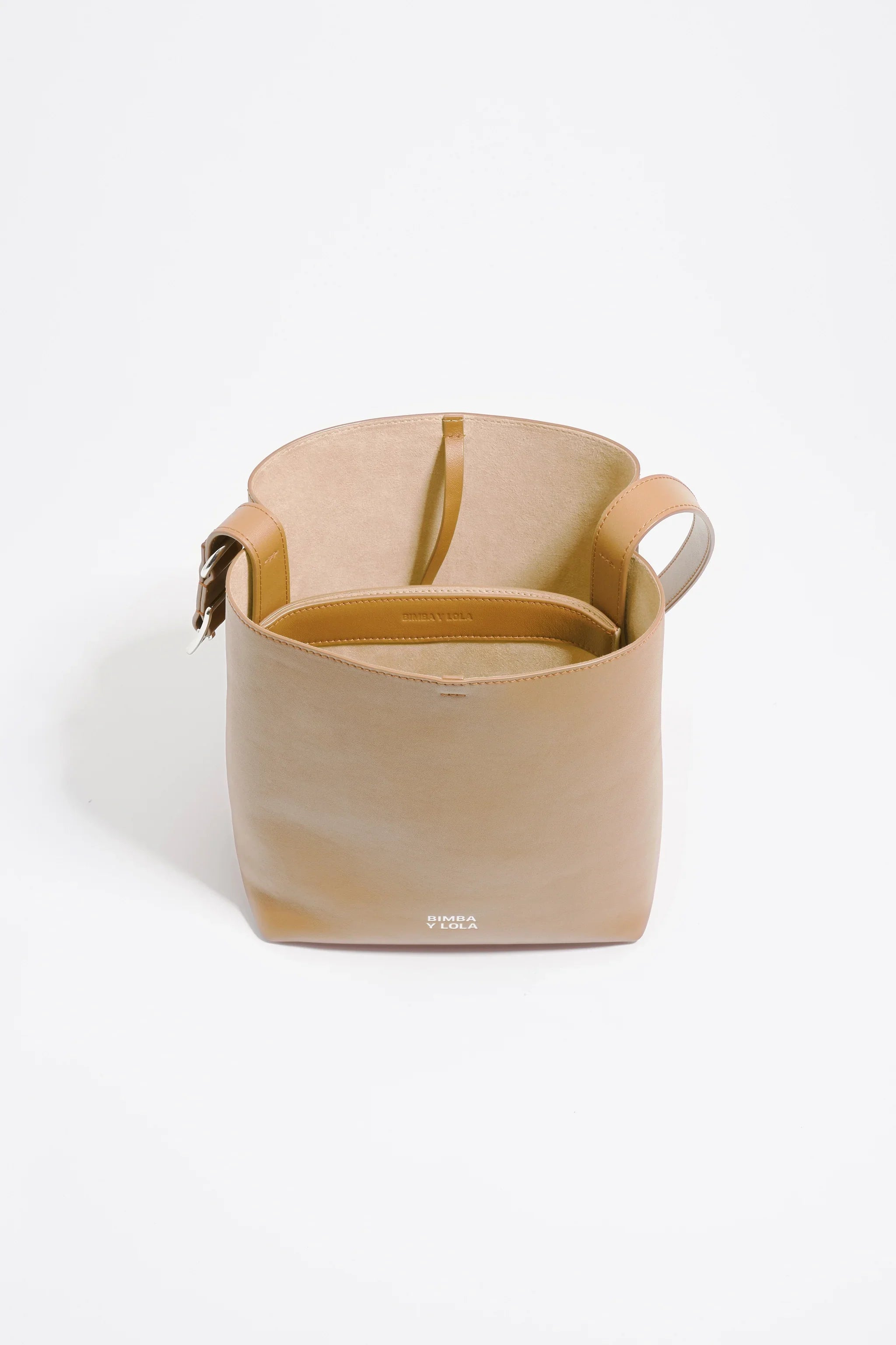 תיק דלי עור בז' מותג BIMBA Y LOLA, צילום מוצר על רקע לבן באתר CHOZEN