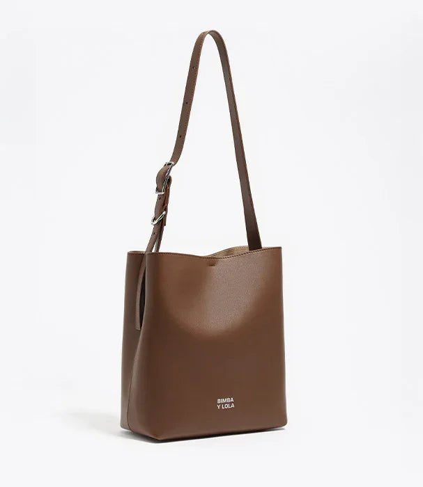 תיק צד חום של BIMBA Y LOLA עם רצועה מתכווננת, צילום מוצר על רקע לבן, CHOZEN מותגים מובילים