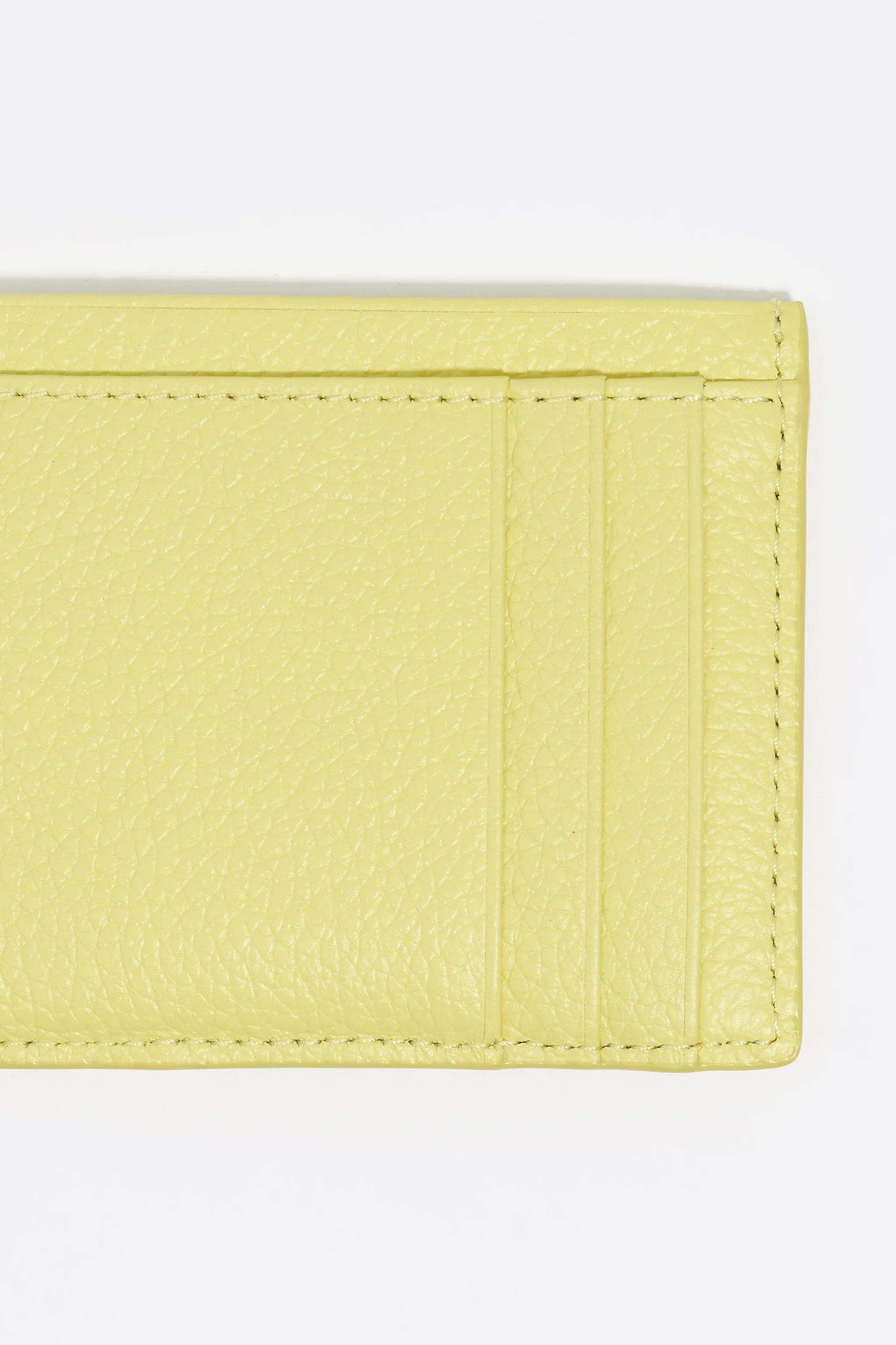 תקריב לכרטיסיית עור צהובה עם תפרים, עיצוב יוקרתי מבית CHOZEN