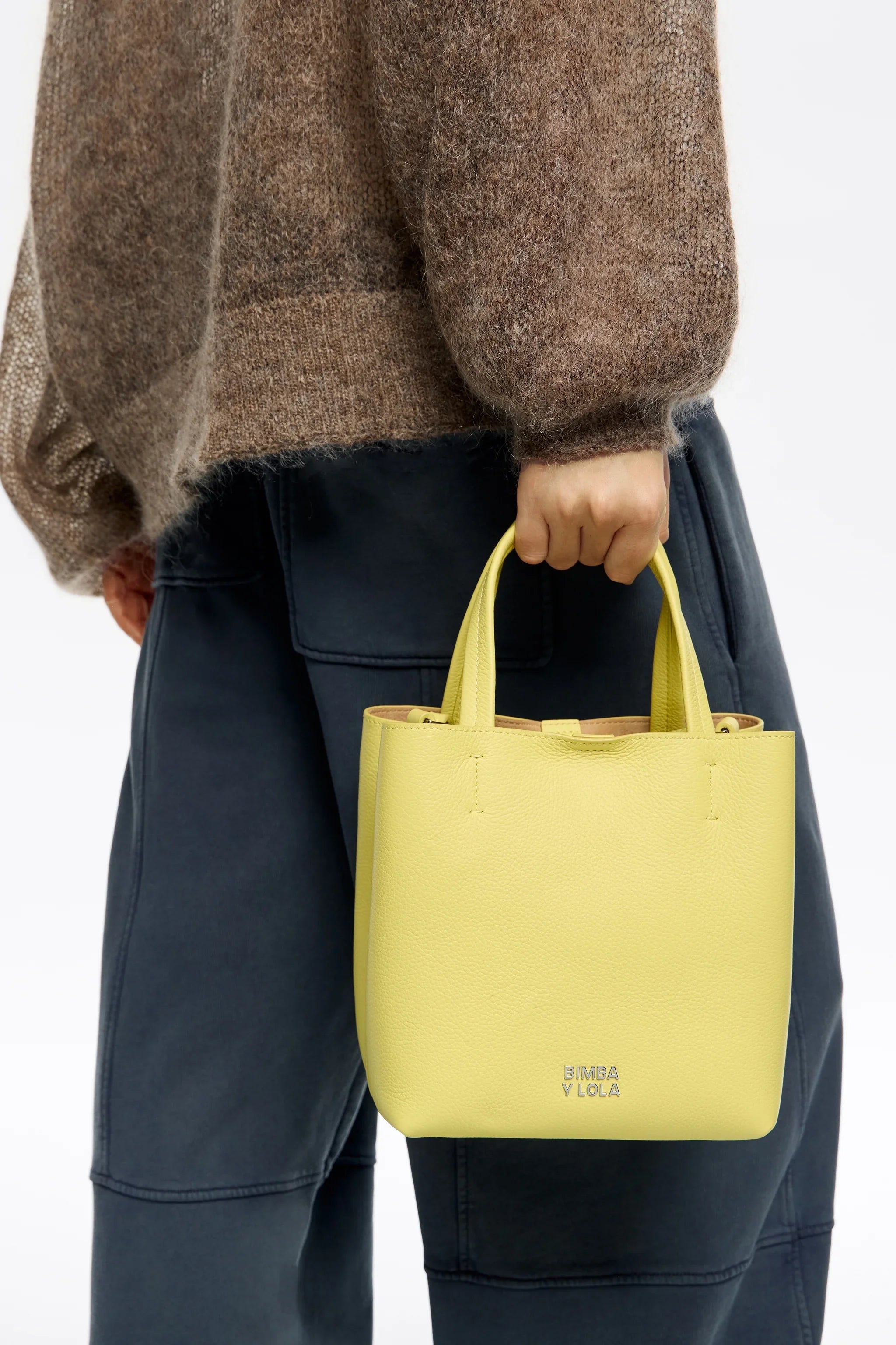 תיק יד קטן בצבע צהוב מבית BIMBA Y LOLA, אופנה יוקרתית באתר CHOZEN