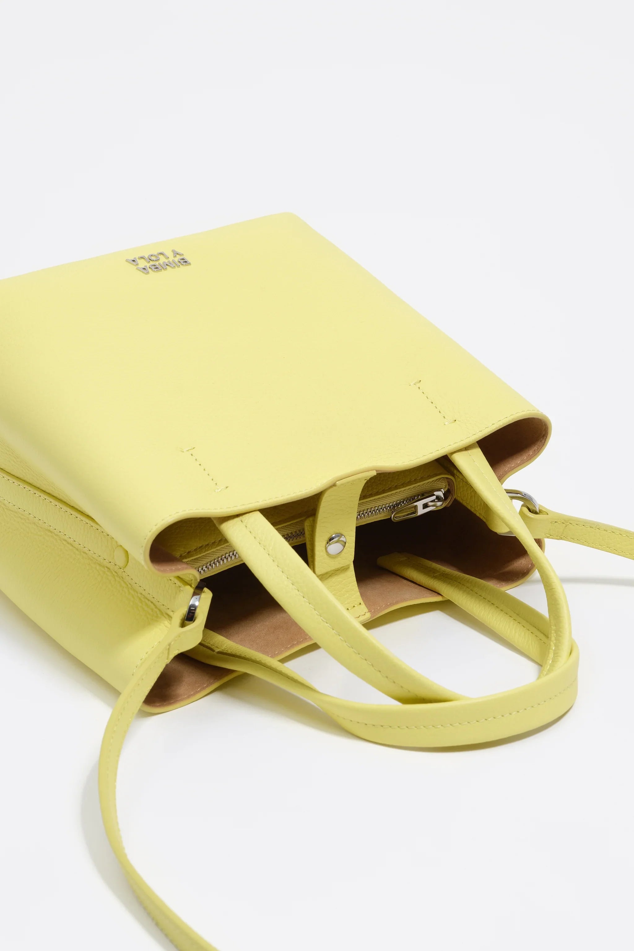 תיק יד אופנתי בצבע צהוב מבית VIOLA BERG ל-CHOZEN, עור איכותי עם רצועה ארוכה ומפתח עליון רחב