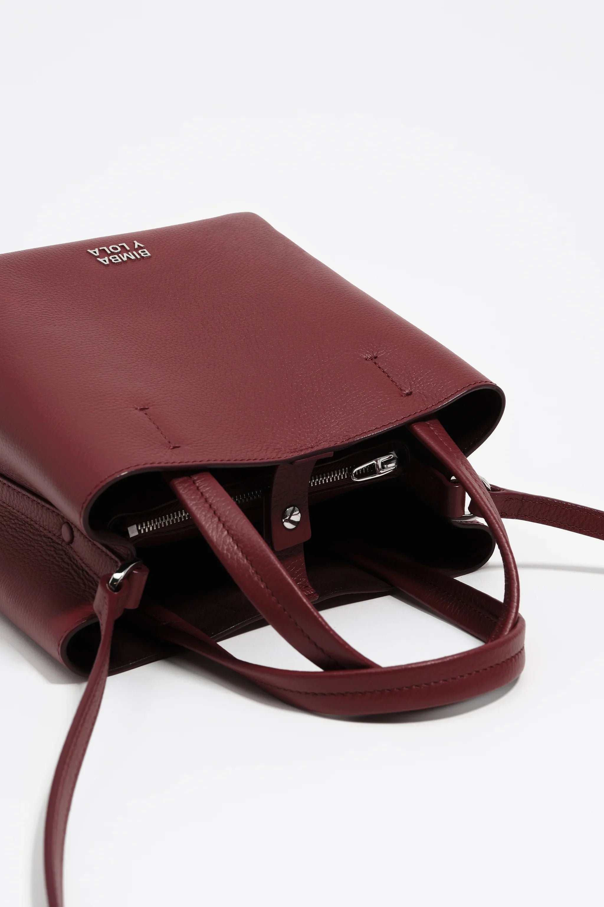 תיק יד עור בורדו Bimba Y Lola, עיצוב יוקרתי, נמכר ב-CHOZEN חנות מותגים מובילים