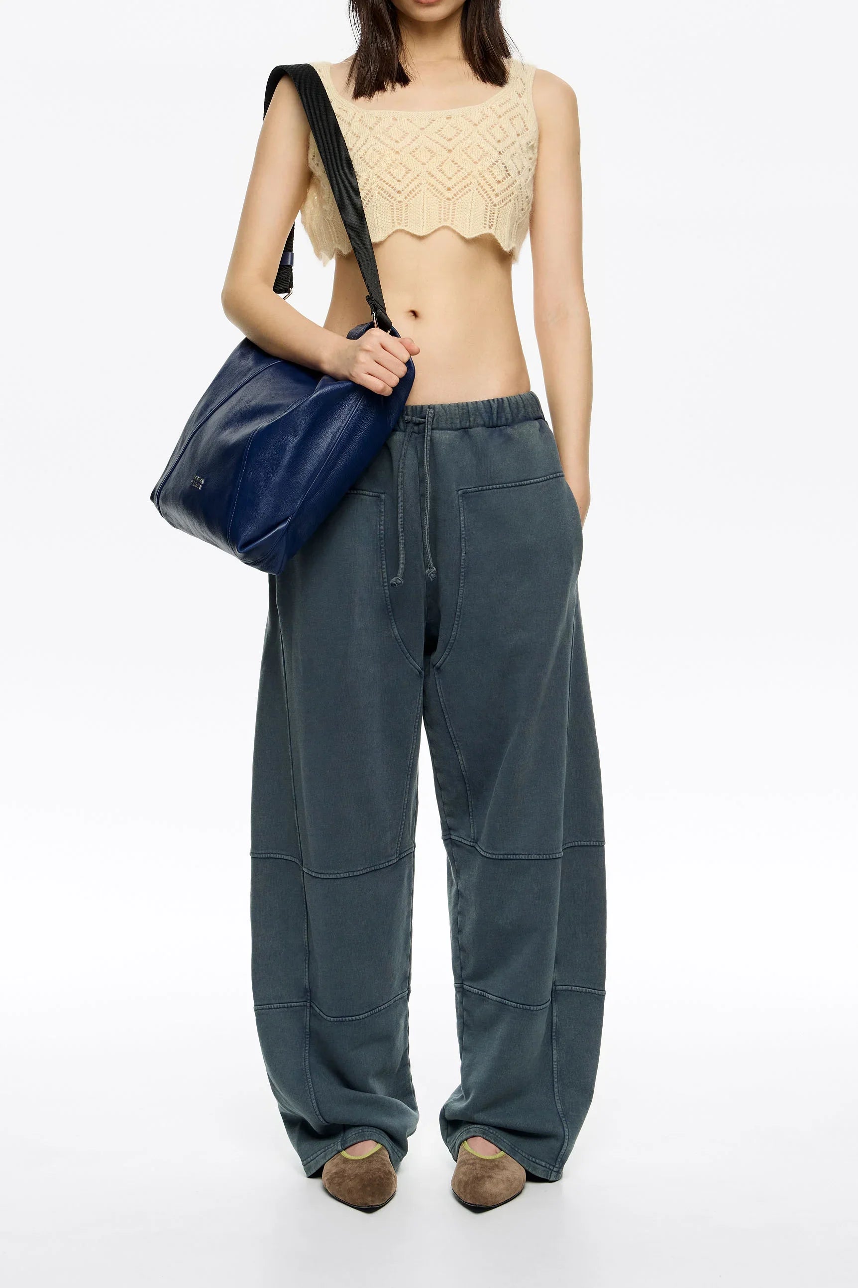 אופנה עדכנית לנשים עם טופ סרוג קרם, מכנסי טרנינג אפורים ותיק כתף כחול כהה, CHOZEN