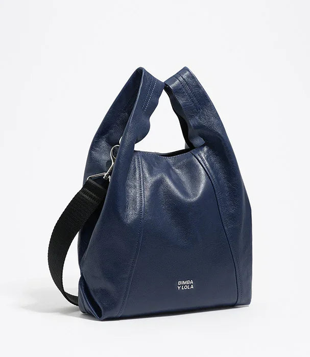 תיק יד לנשים מעור כחול כהה, מותג BIMBA Y LOLA, מצולם על רקע לבן, ב-CHOZEN