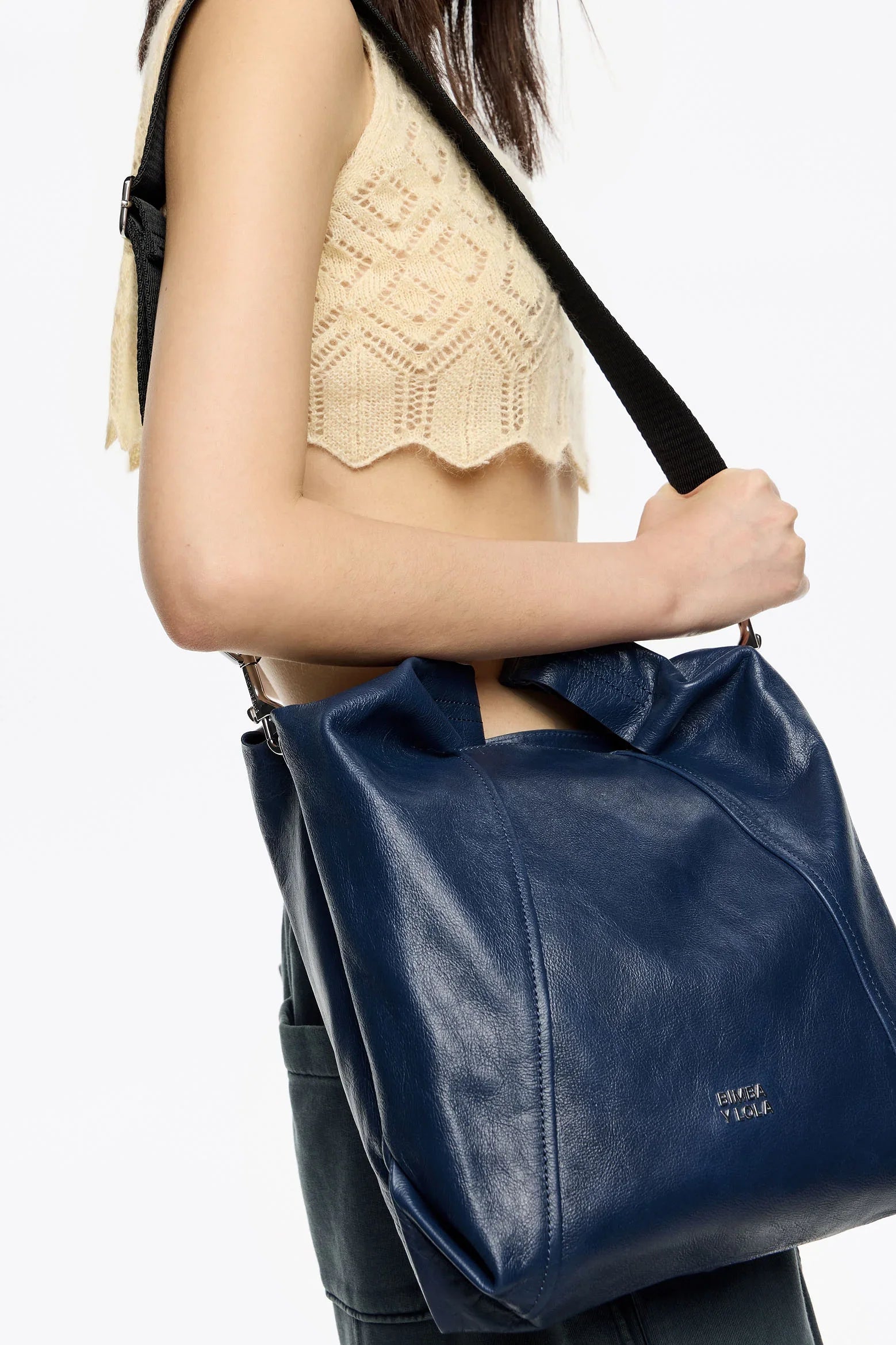 אישה עם תיק עור כחול מעוצב, רצועה שחורה, אופנה מודרנית CHOZEN