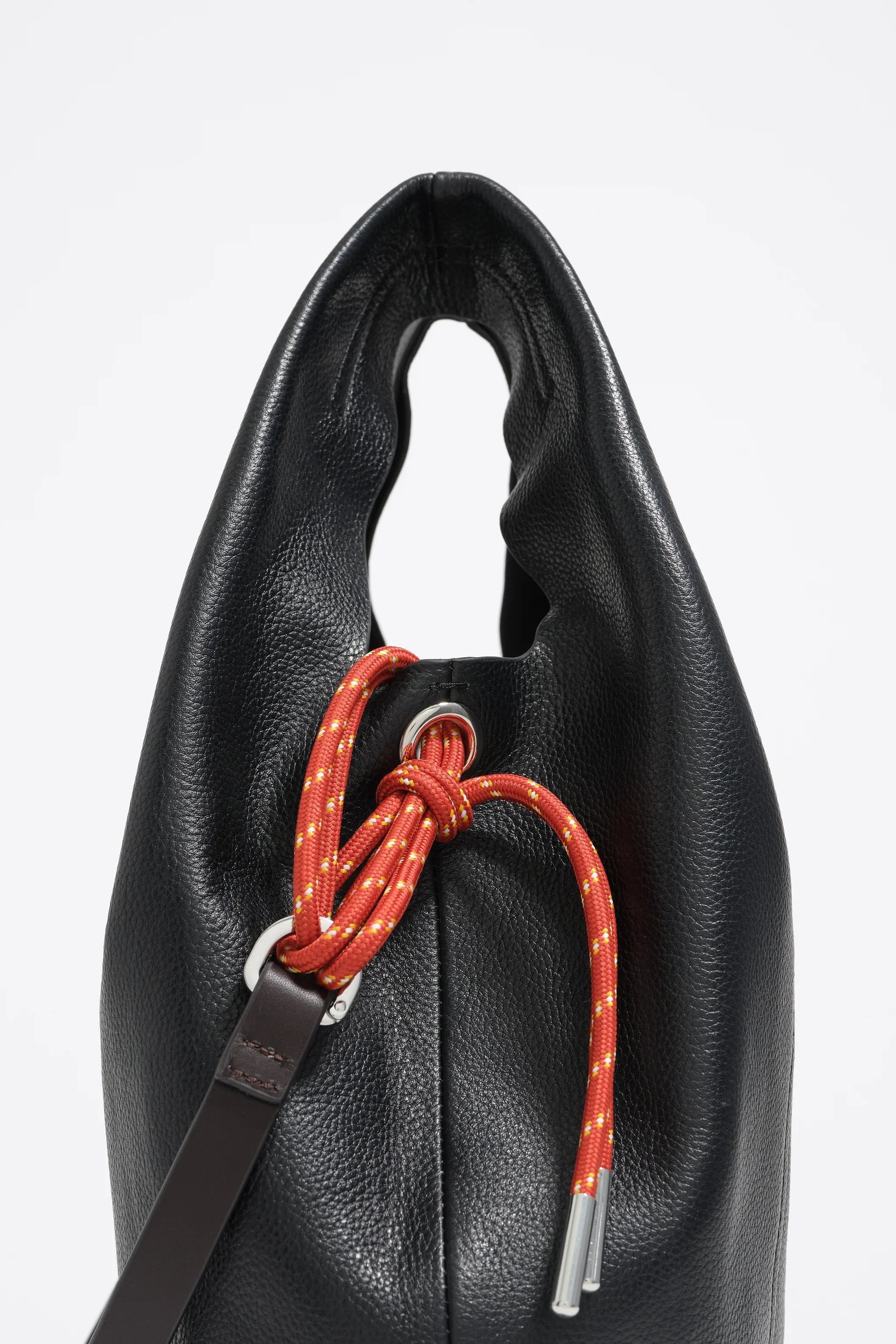 תיק עור שחור יוקרתי עם שרוך חזק אדום, מבית CHOZEN, צילום חזית על רקע לבן