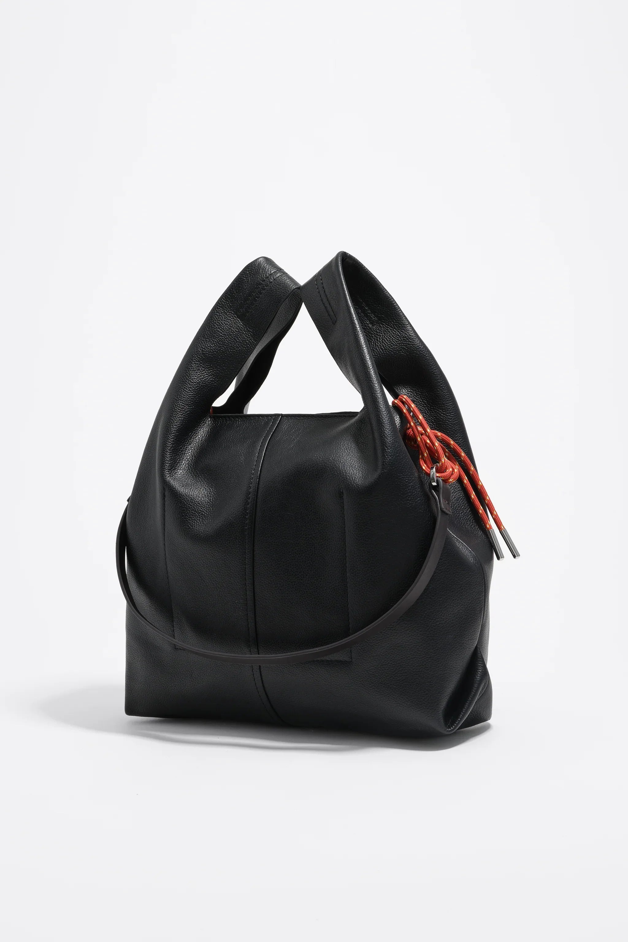 תיק יד עור שחור אופנתי עם שרוך כתום, צ'וזן CHOZEN, מותגים מובילים מבית קבוצת אלפא