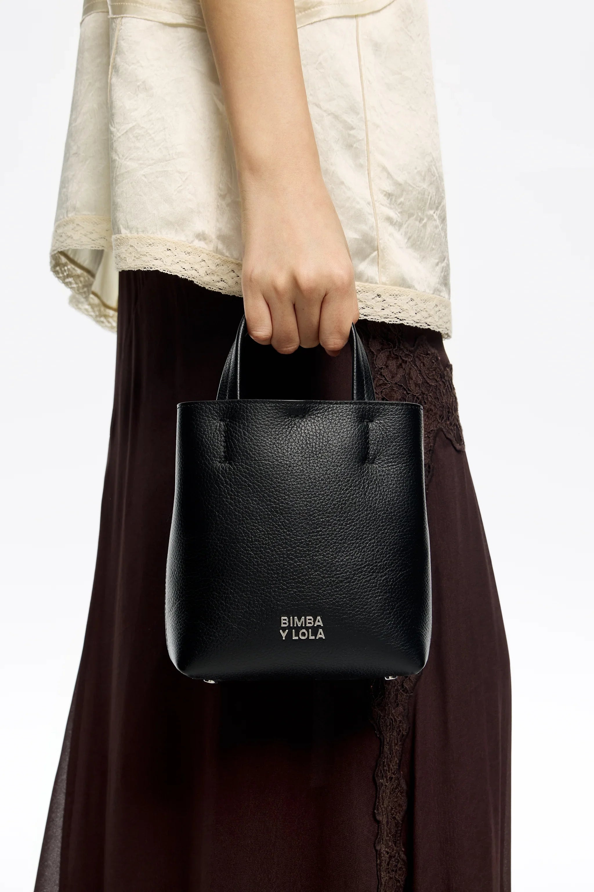 תיק שחור קטן של BIMBA Y LOLA ביד אישה, אופנה יוקרתית מ-CHOZEN