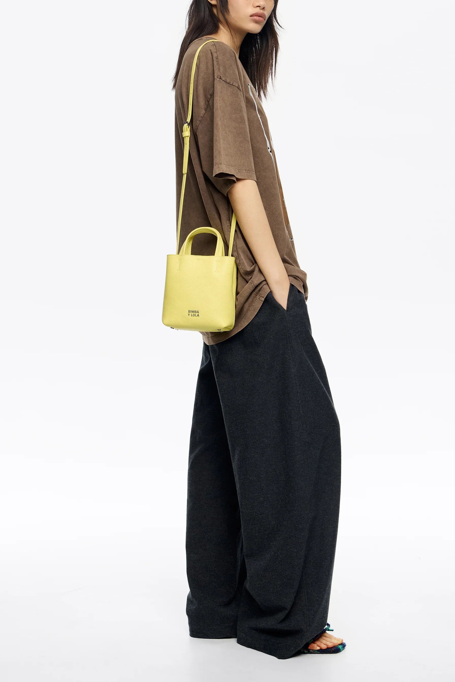 אופנת נשים עדכנית, תיק קטן צהוב Bimba Y Lola, חולצה חומה ומכנסיים רחבים, CHOZEN מותגים מובילים
