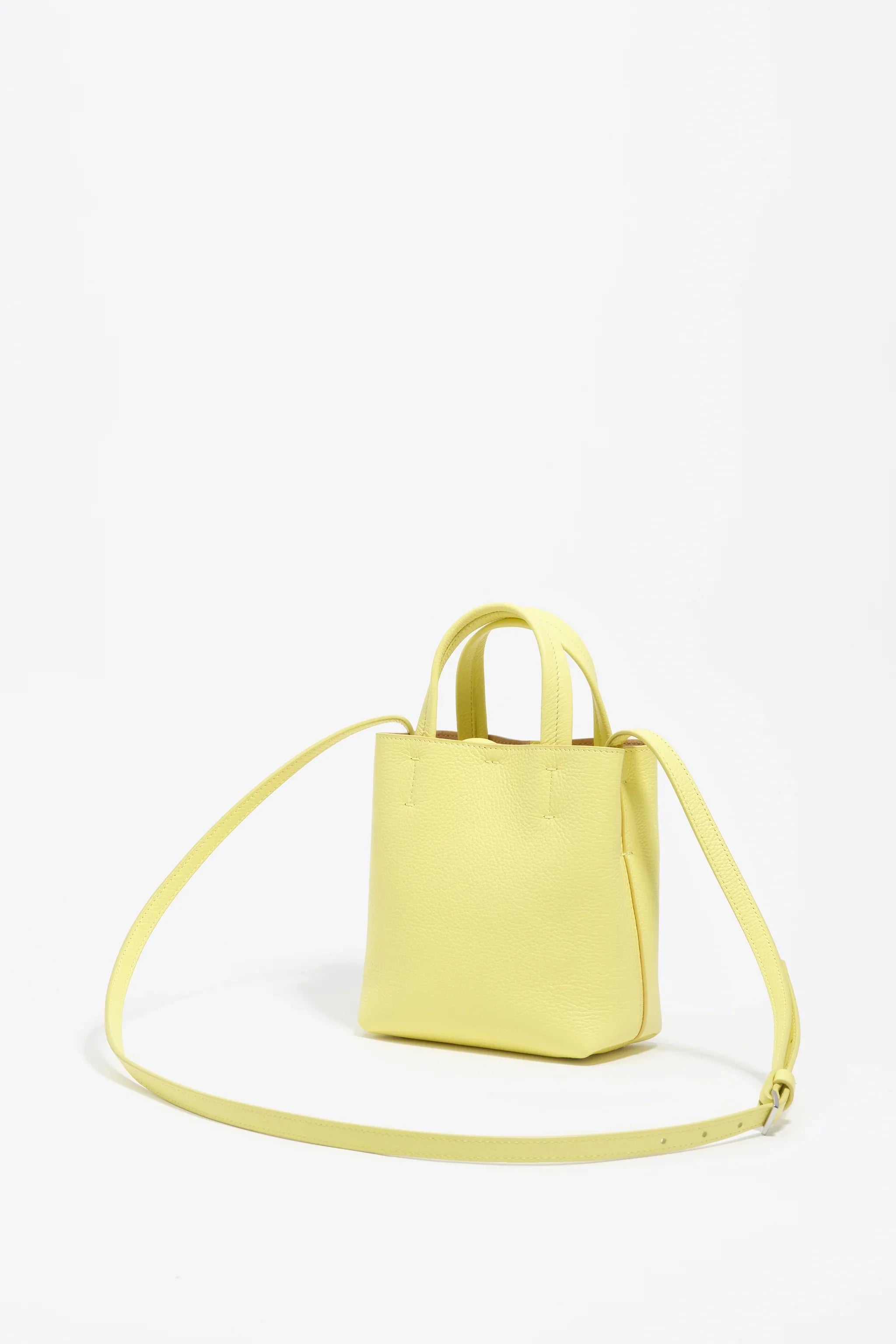 תיק צד קטן לנשים בצבע צהוב, עור יוקרתי, מבית CHOZEN, על רקע לבן נקי