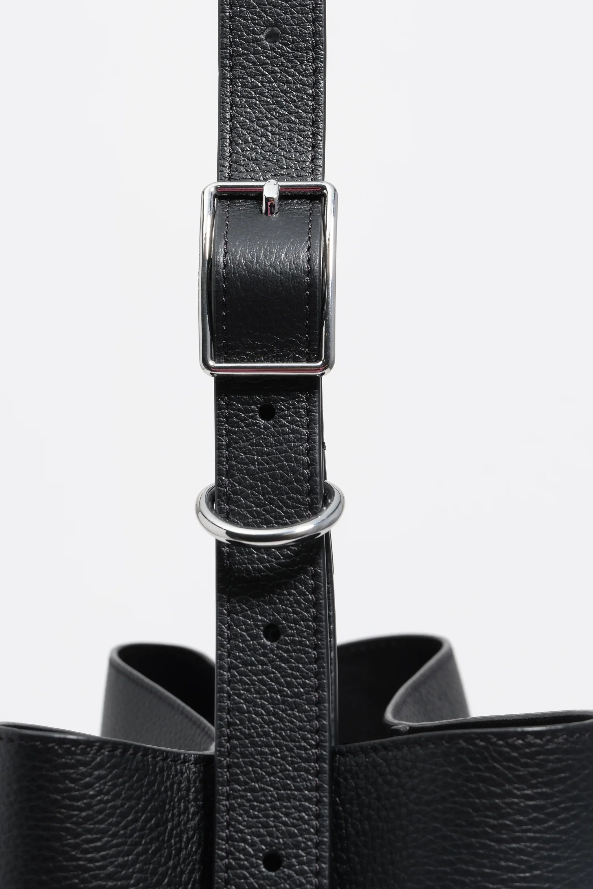 רצועת עור שחורה עם אבזם מתכתי ותפרים, תיק יוקרתי מבית CHOZEN