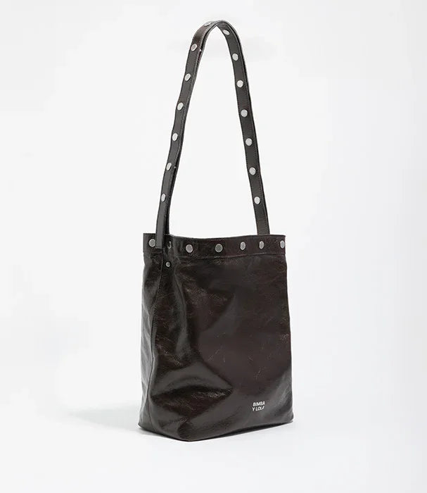 תיק עור שחור בעיצוב מודרני עם רצועה מנוקדת, צילום סטודיו CHOZEN מותגי יוקרה