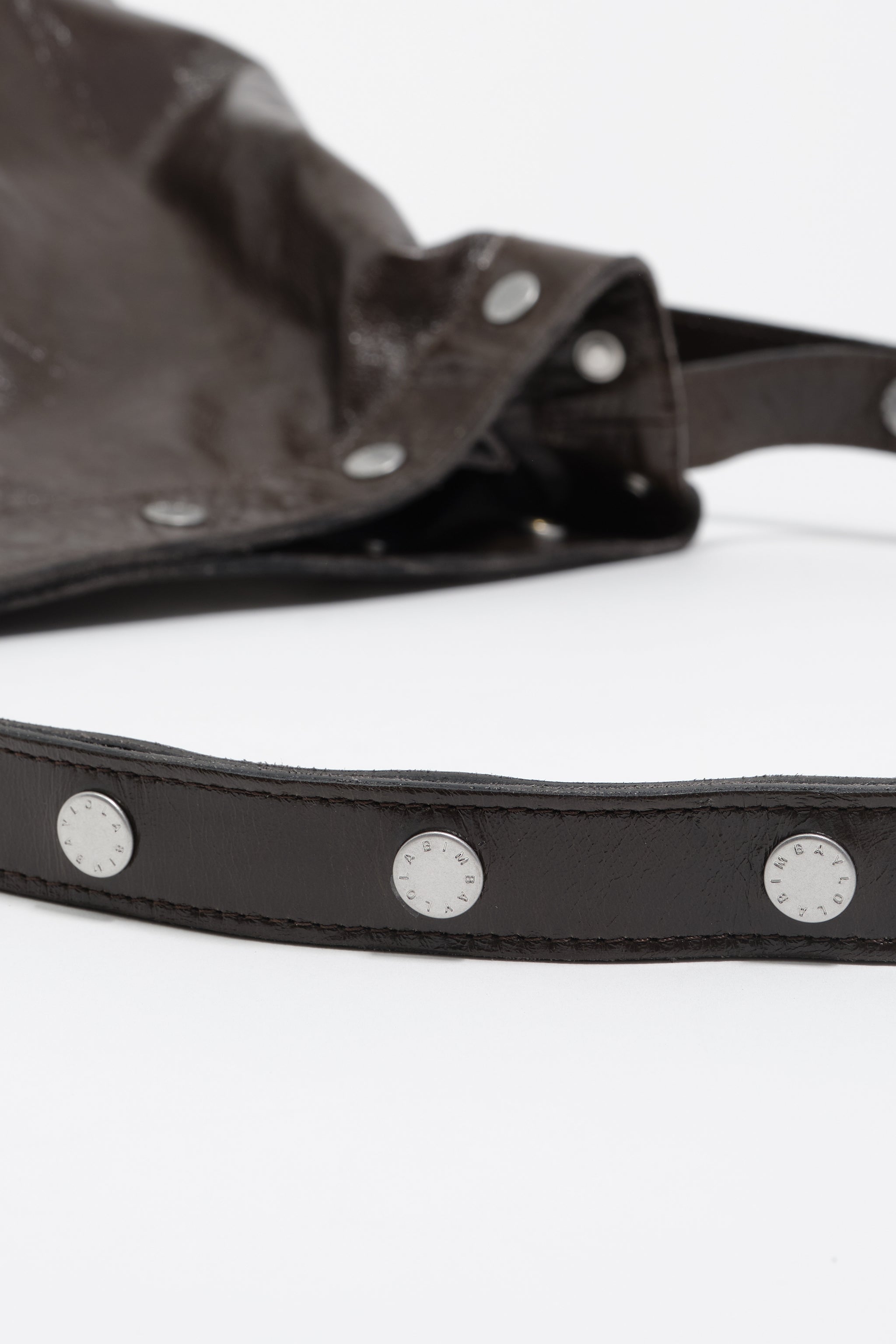 תיק עור שחור עם ניטים מתכתיים בעיצוב מודרני, מבית מותג בינלאומי CHOZEN