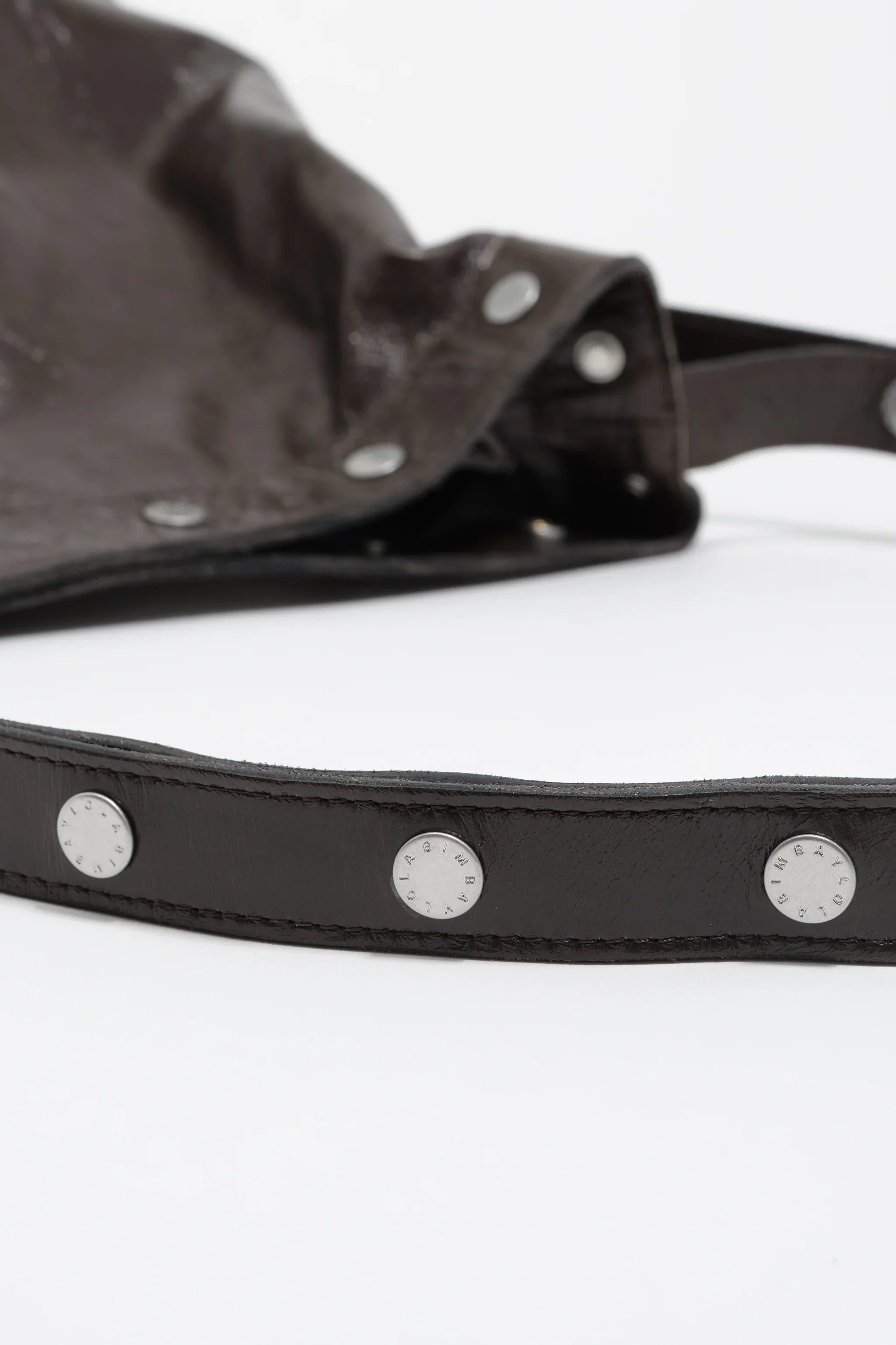 תיק עור שחור עם ניטים מתכתיים בעיצוב מודרני, מבית מותג בינלאומי CHOZEN