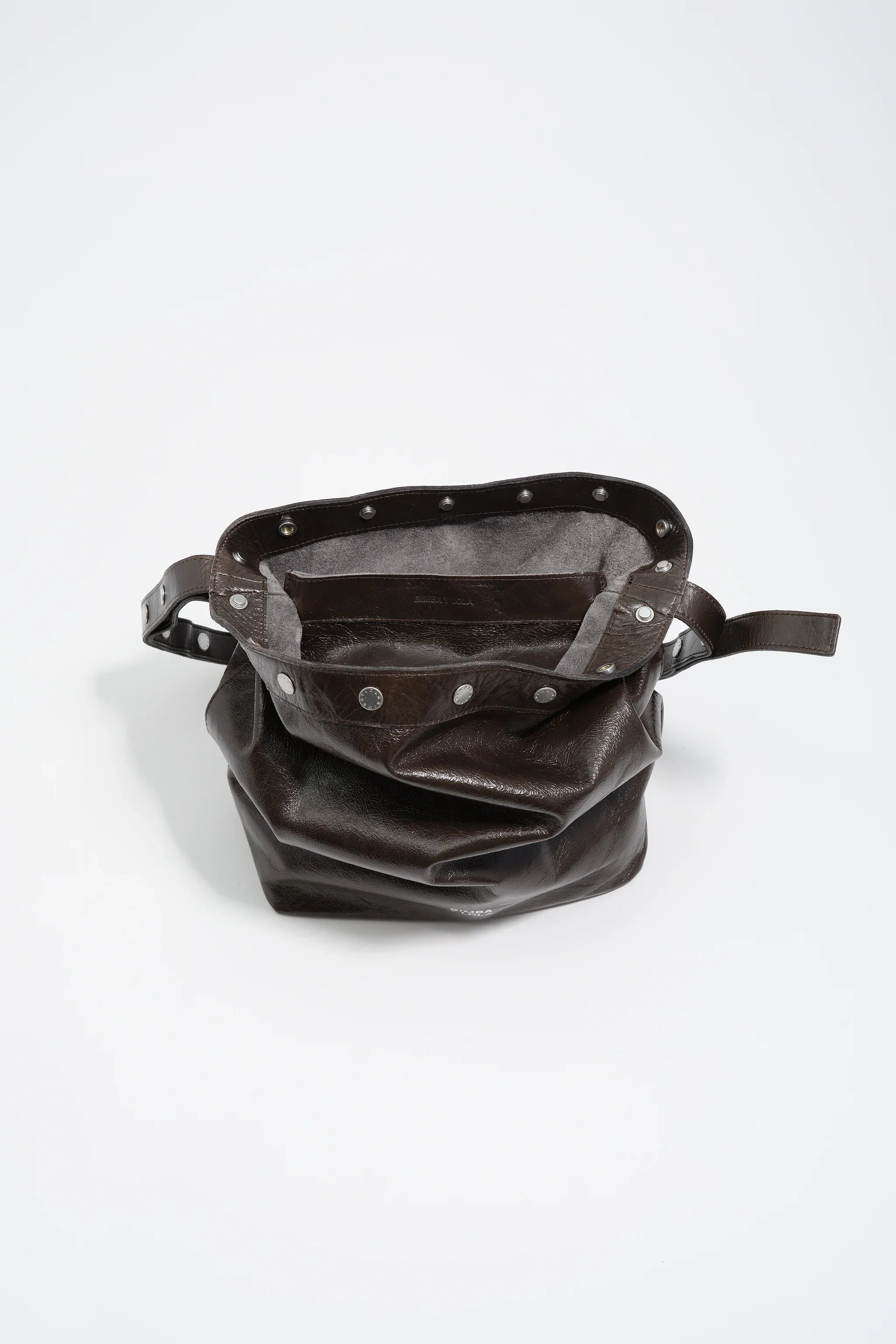 תיק עור חום יוקרתי מבית המותגים CHOZEN, פתוח, מוצג על רקע לבן