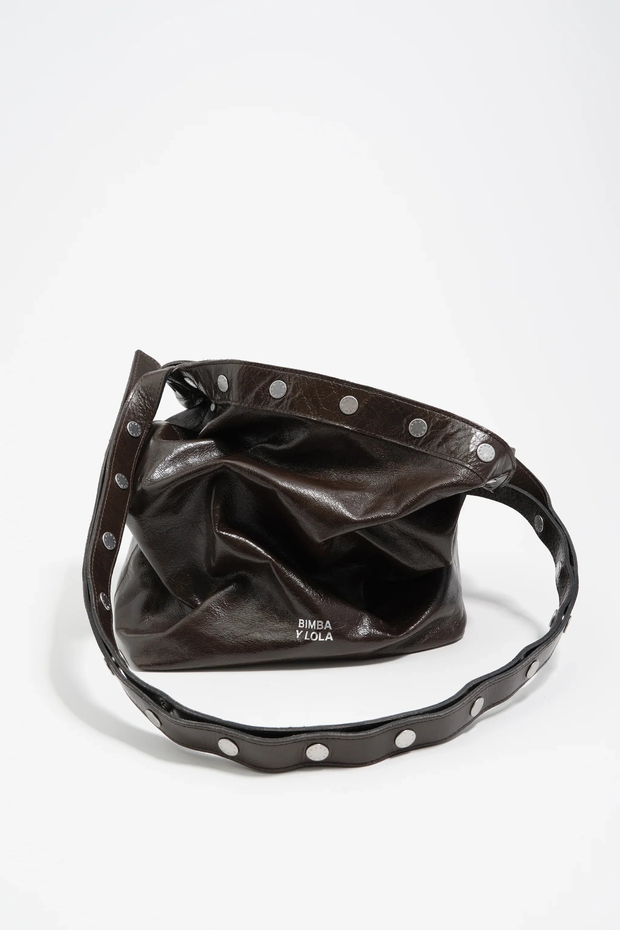 תיק עור חום של BIMBA Y LOLA עם רצועה מנוקדת, צילום מוצר לאתר CHOZEN
