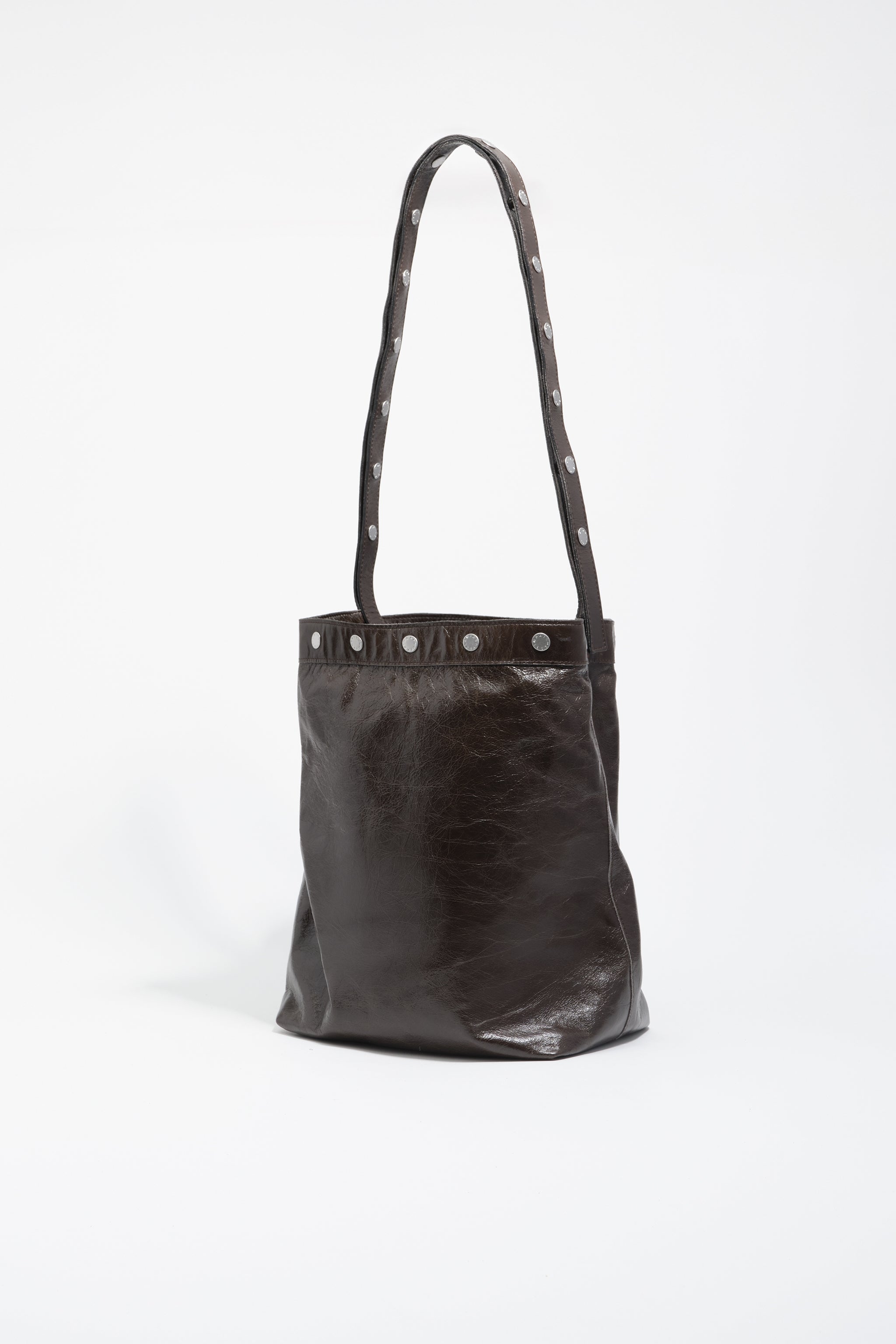 תיק כתף עור חום כהה עם ניטים, מותגים מובילים ב-CHOZEN, קבוצת אלפא