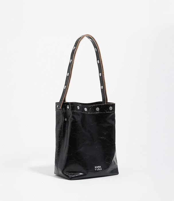 תיק עור שחור בעיצוב מודרני עם ניטים כסופים, מותג BIMBA Y LOLA, ב-CHOZEN קבוצת אלפא