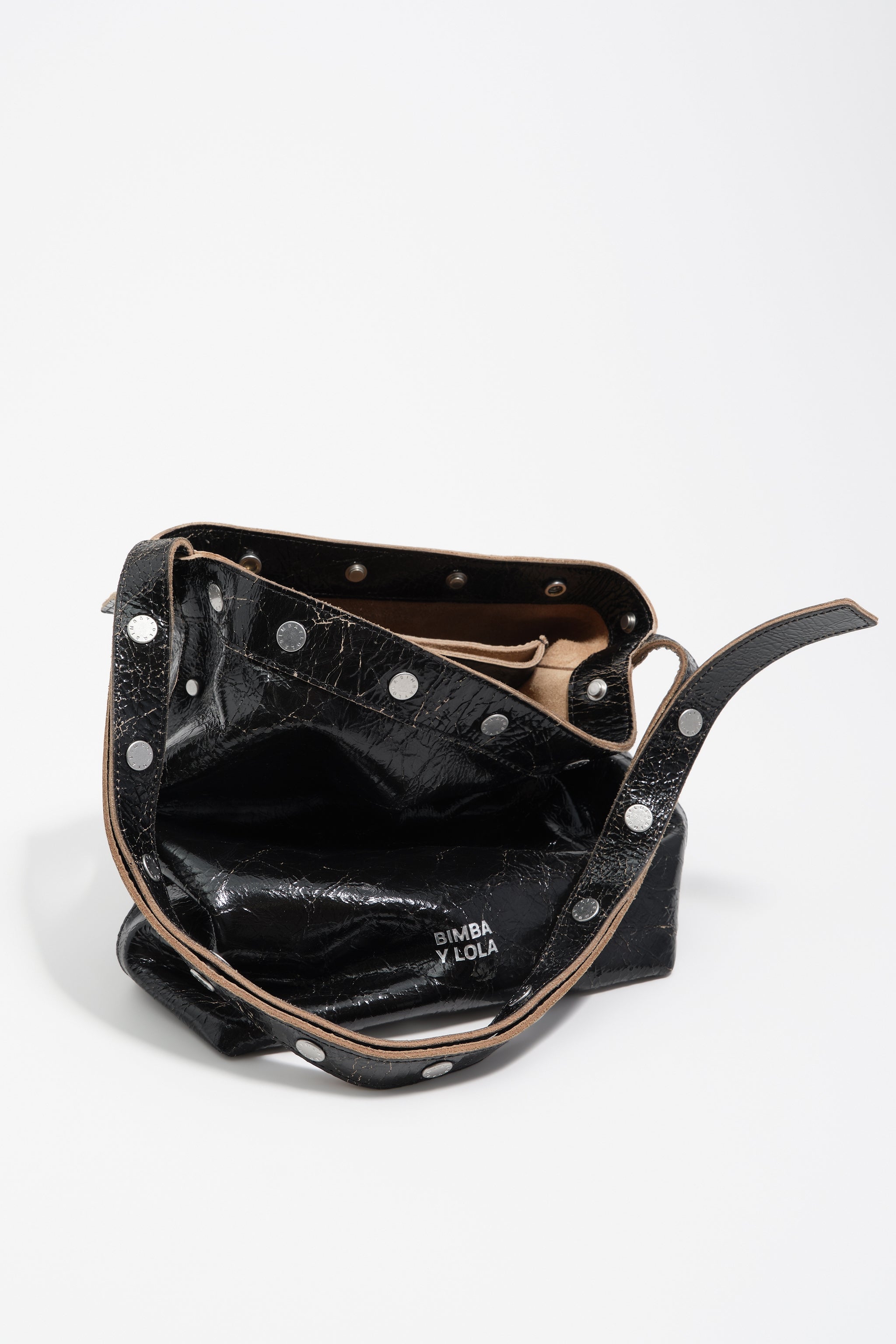 תיק עור שחור עם ניטים של BIMBA Y LOLA, צילום מוצר על רקע לבן, CHOZEN מותגי אופנה