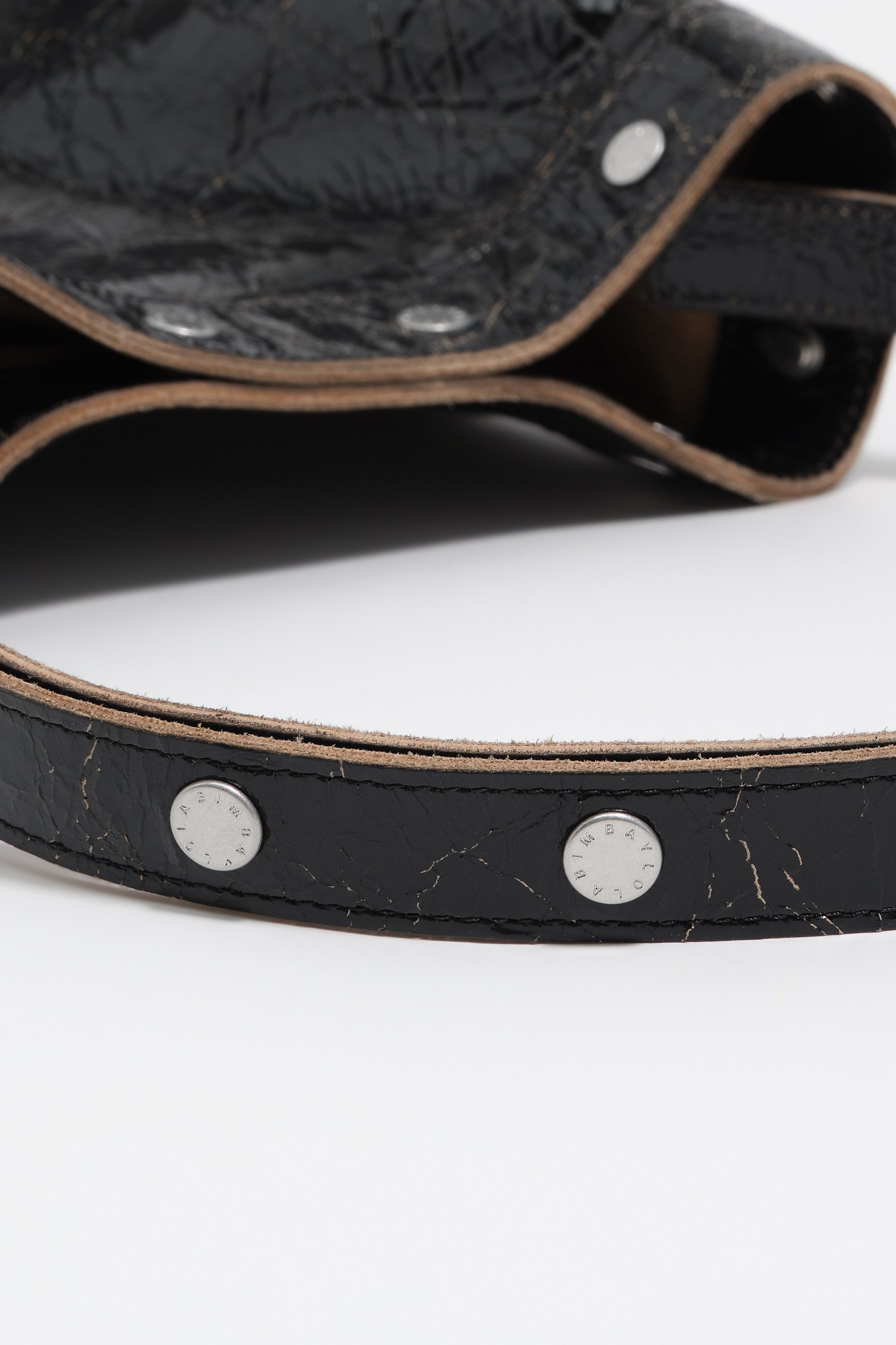 רצועת עור שחורה עם ניטי מתכת, מוצר יוקרה מבית CHOZEN, עיצוב מודרני
