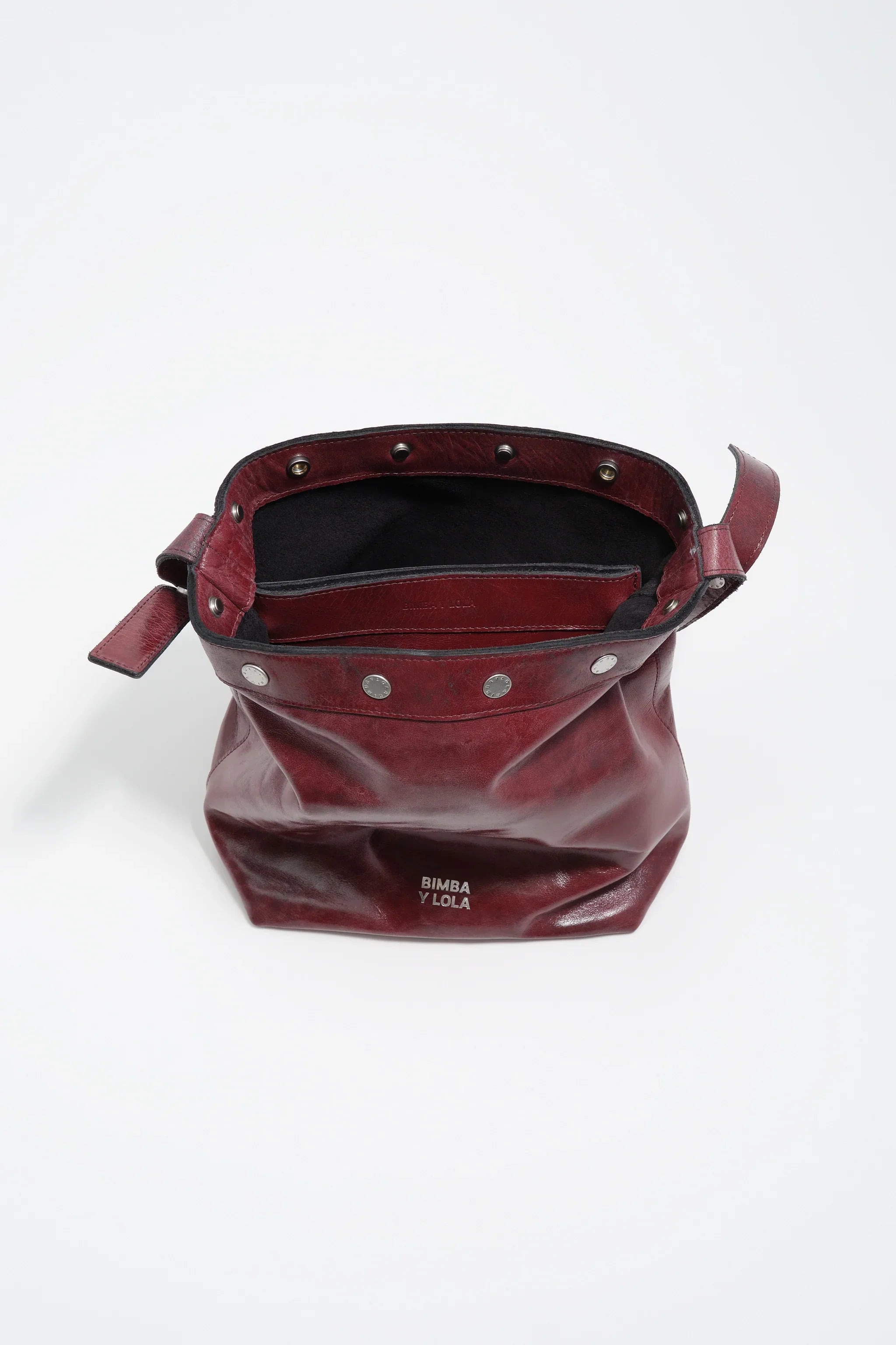תיק עור בורדו פתוח עם לוגו BIMBA Y LOLA, עיצוב יוקרתי באוסף מותגים ב-CHOZEN