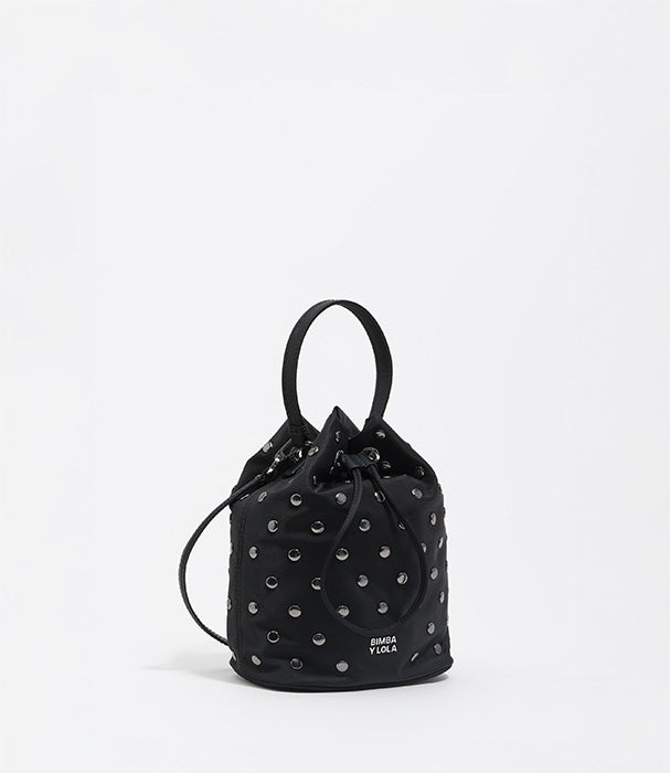 תיק באקט שחור עם ניטים כסופים של BIMBA Y LOLA, מבית CHOZEN, צילום מוצר סטודיו