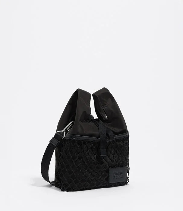 תיק צד אופנתי שחור בעיצוב קלאסי עם רשת, מבית CHOZEN, על רקע לבן