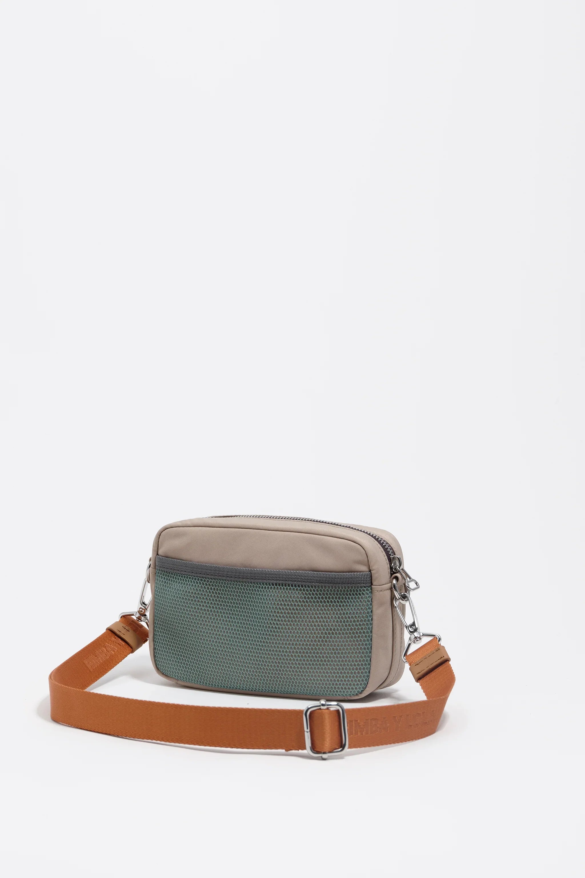 תיק צד קטן בגוון בז׳ עם רצועה חומה וכיס רשת ירוק, מותג מהמובילים ב-CHOZEN