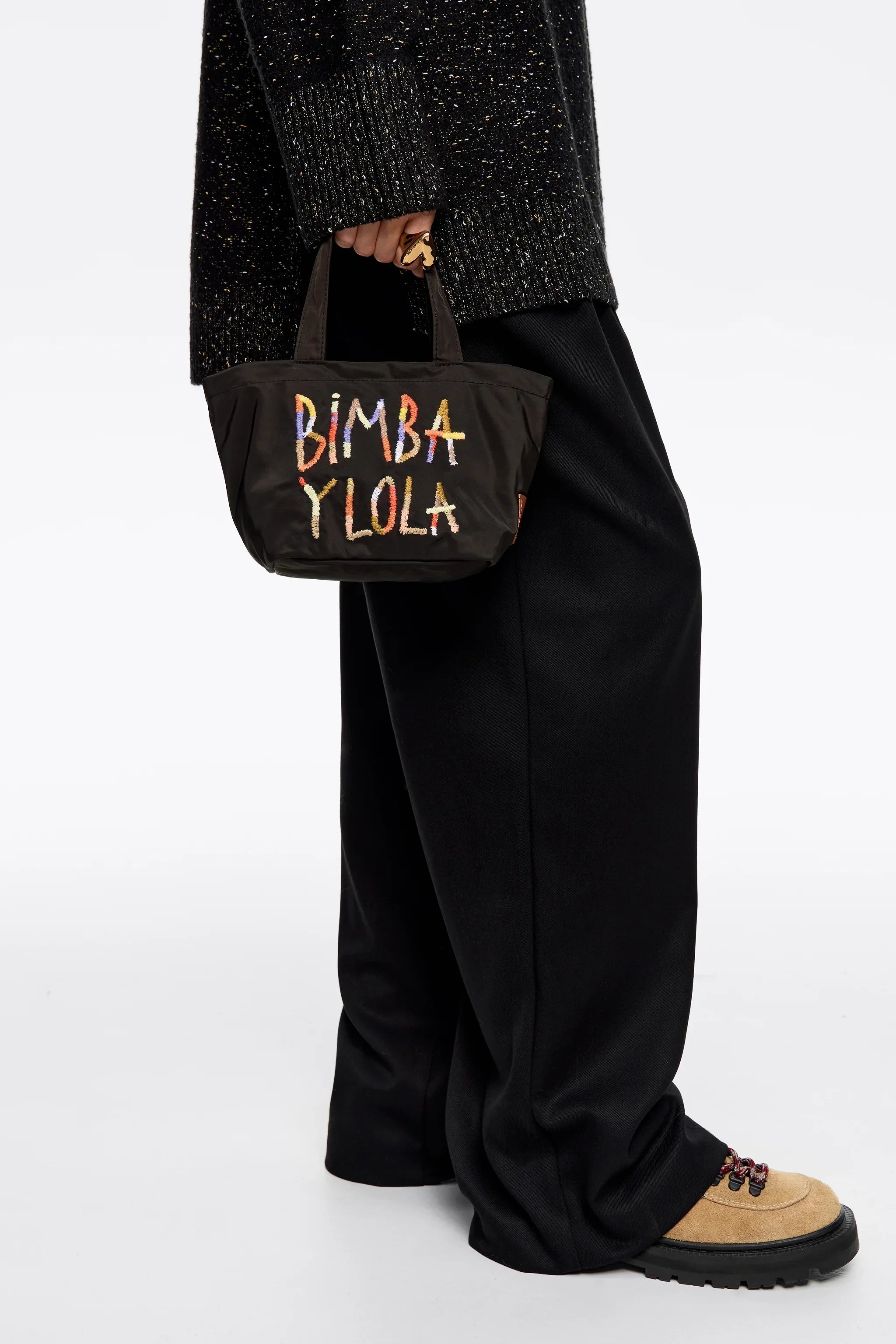 תיק יד שחור עם רקמת צבעים של BIMBA Y LOLA, אופנה יוקרתית ב-CHOZEN, קבוצת אלפא