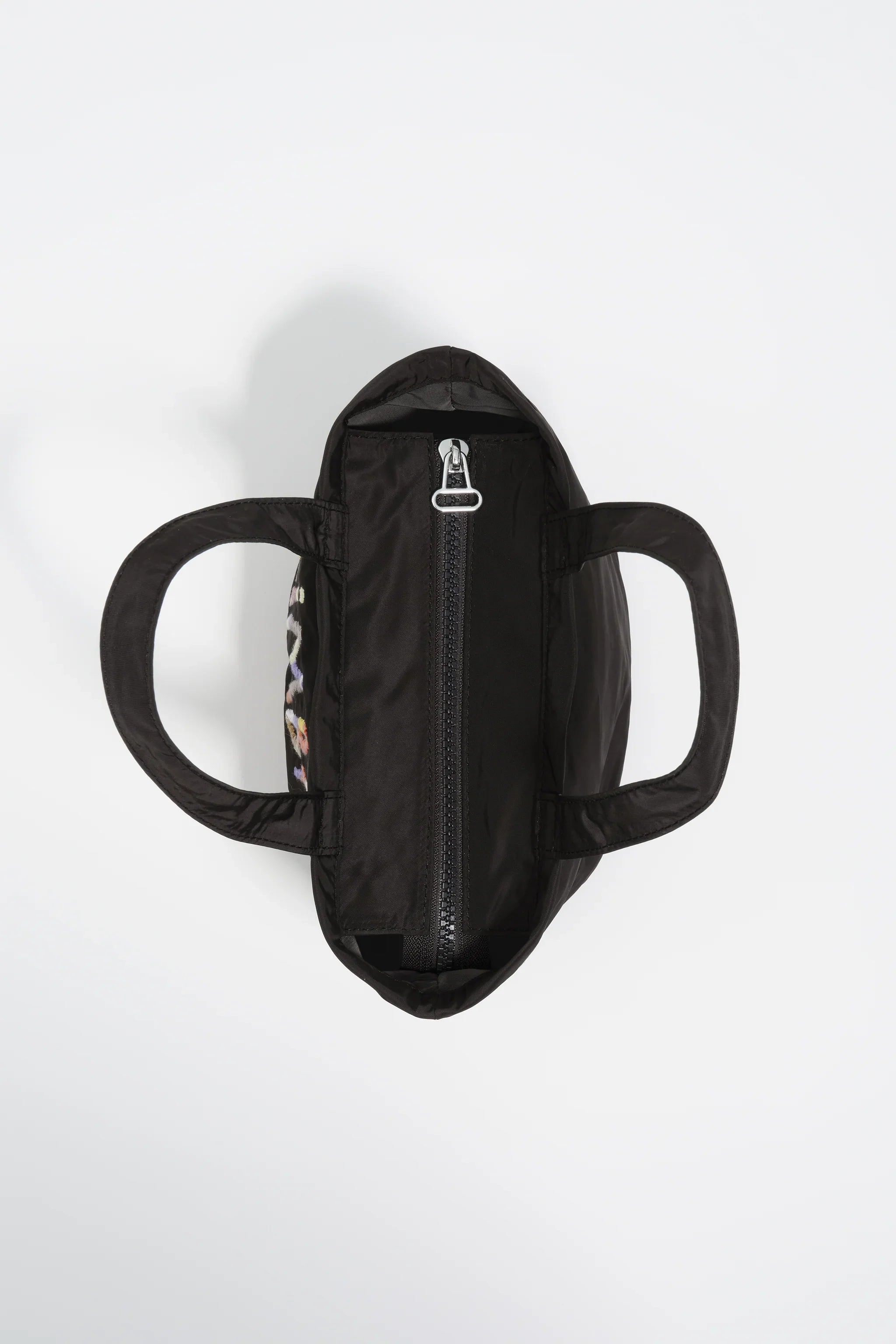 תיק יד שחור עם רוכסן כפול, צילום מבט על רקע לבן, CHOZEN מותגים מובילים