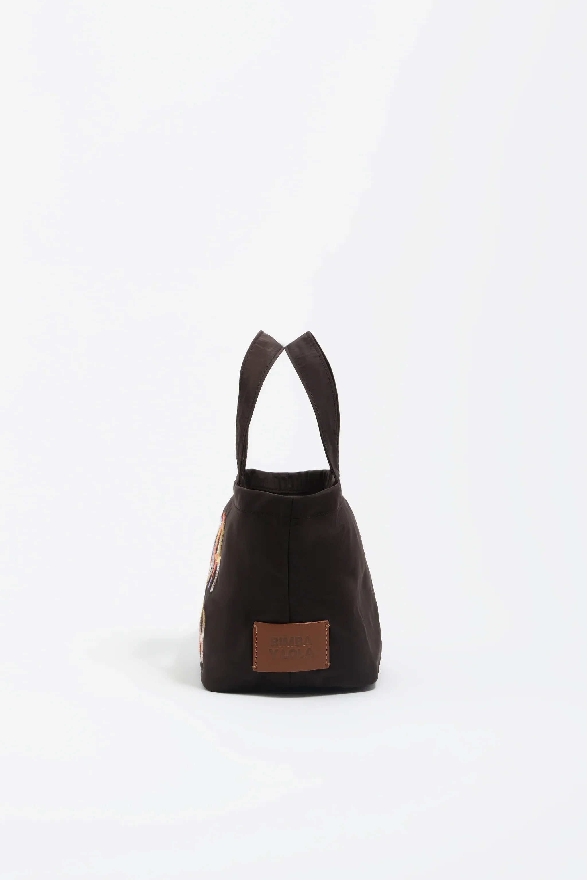 תיק נשיאה שחור עם תג עור של BIMBA Y LOLA, עיצוב ייחודי, מצולם על רקע לבן ל-CHOZEN