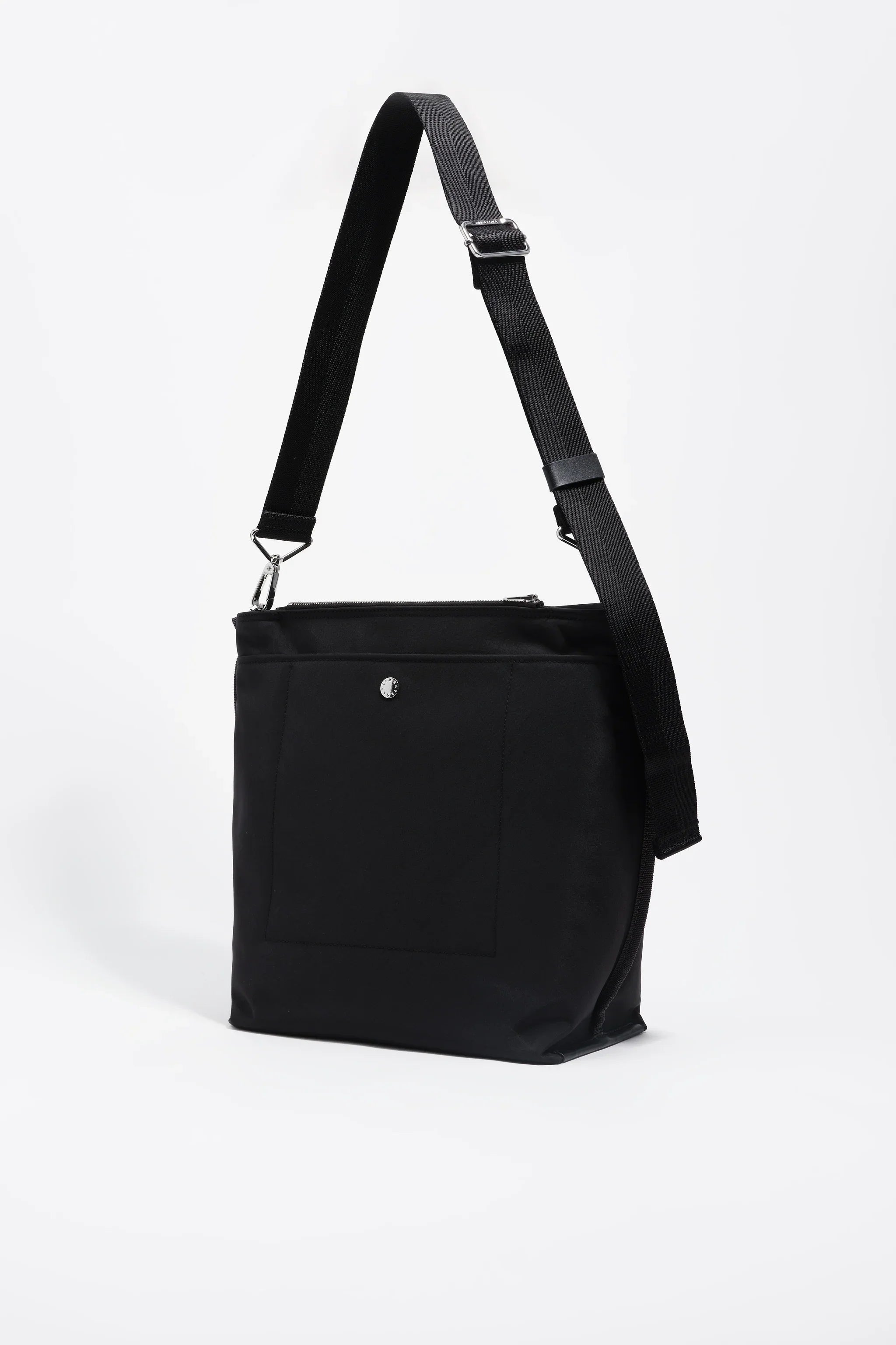 תיק צד שחור עם רצועה מתכווננת, עיצוב מודרני מבית CHOZEN, צילום על רקע לבן