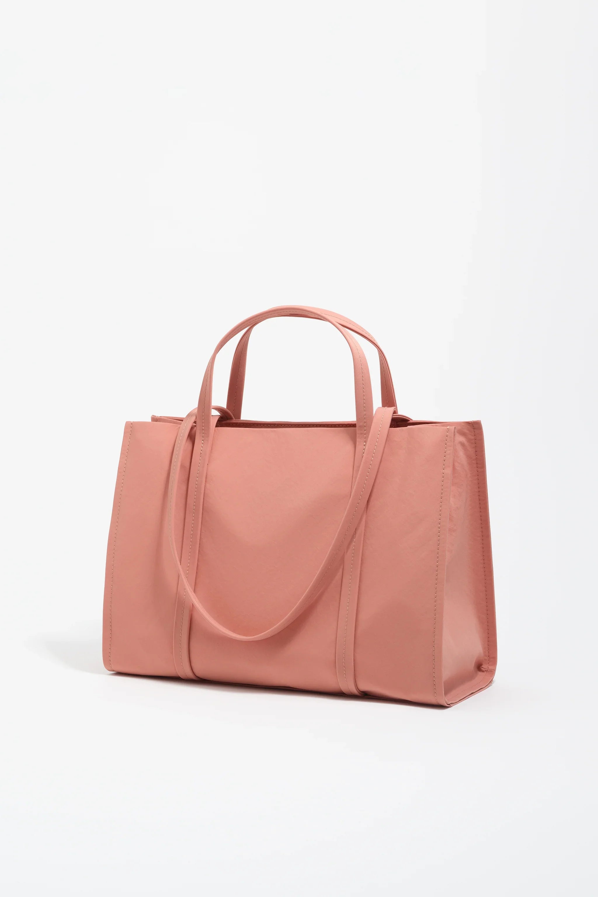 תיק יד אופנתי ורוד מחברת מותגים בינלאומיים, צולם על רקע לבן לחנות CHOZEN