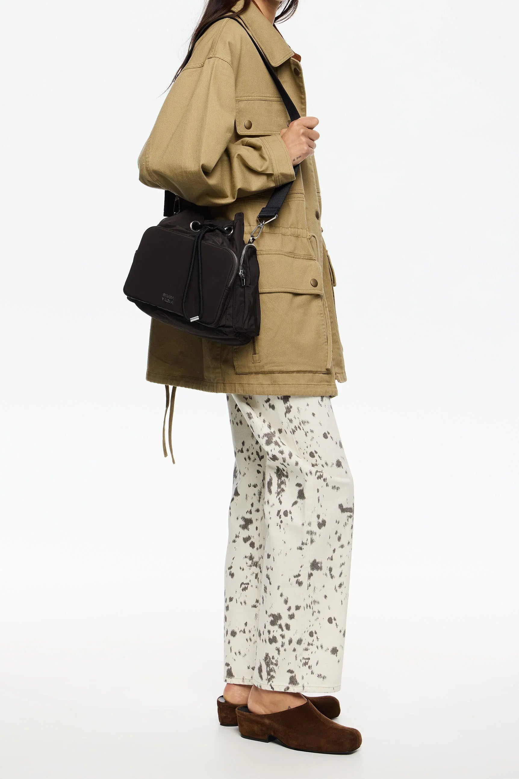 אאוטפיט אופנתי לנשים, תיק שחור על הכתף, ג'קט בז', מכנסיים מודפסים בחנות מותגים CHOZEN