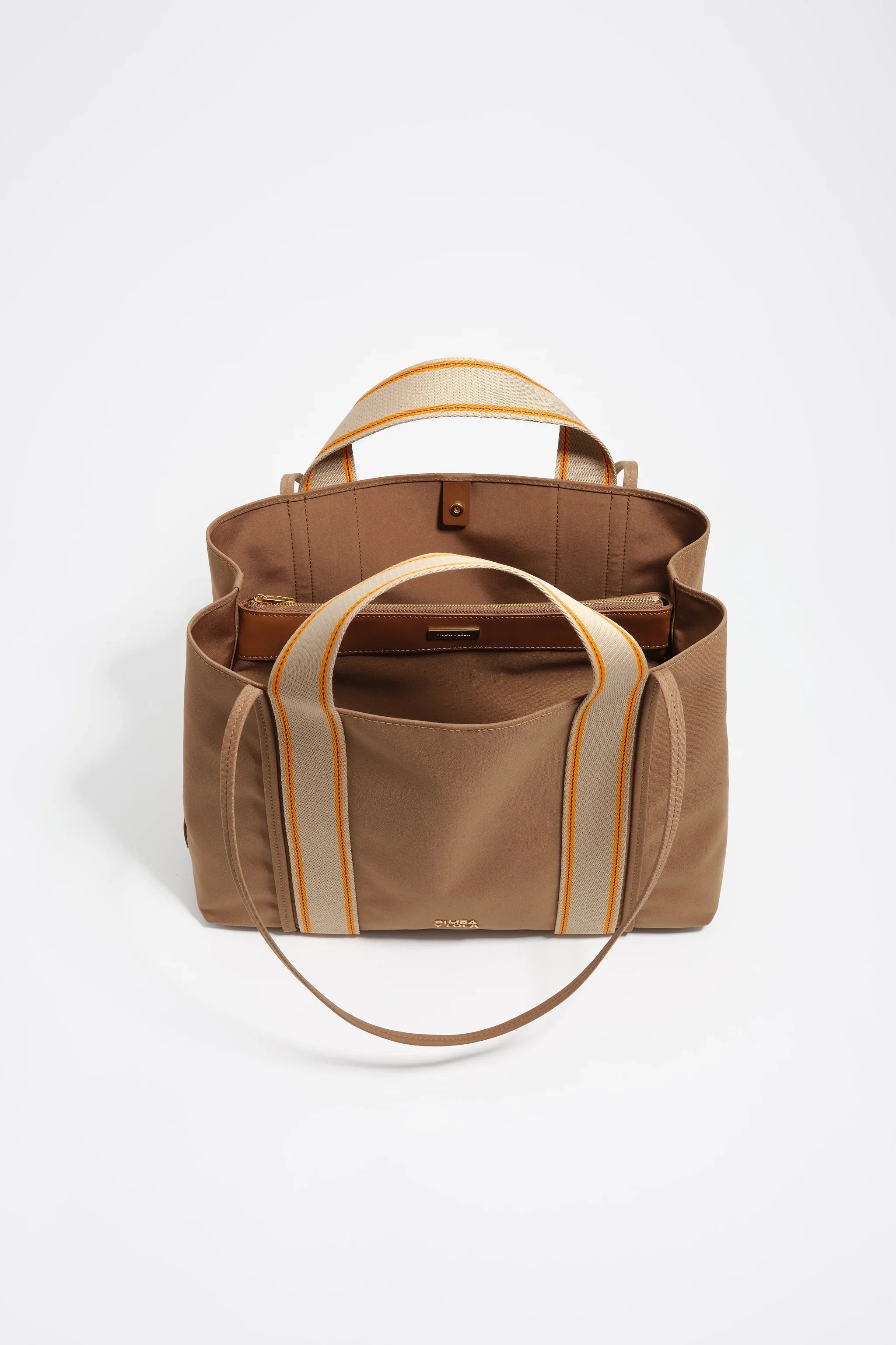 תיק יד חום מבד עם רצועות בז' ופסים כתומים, דגם אופנתי מבית CHOZEN