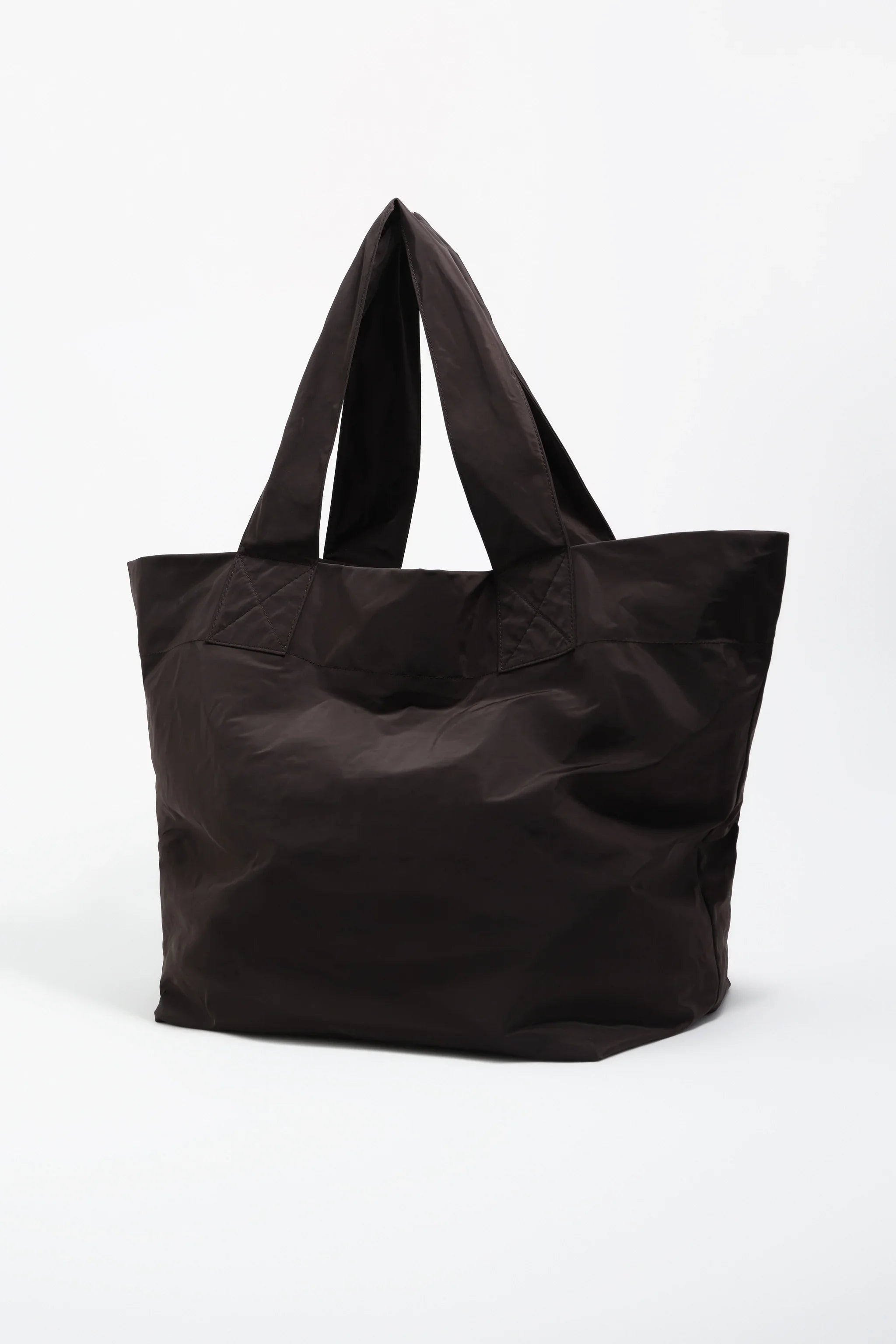 תיק נשיאה גדול בצבע שחור חלק, עיצוב מינימליסטי, CHOZEN, מותגים מובילים