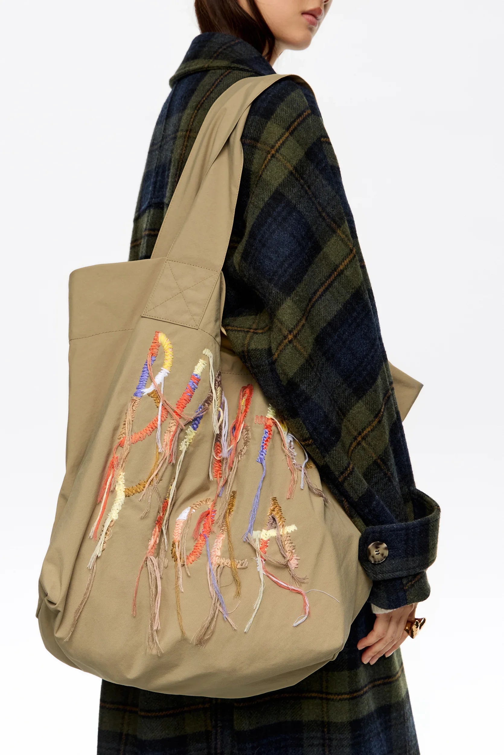 תיק בד בז' עם עיטורים צבעוניים על כתף דוגמנית, אופנה יוקרתית, CHOZEN