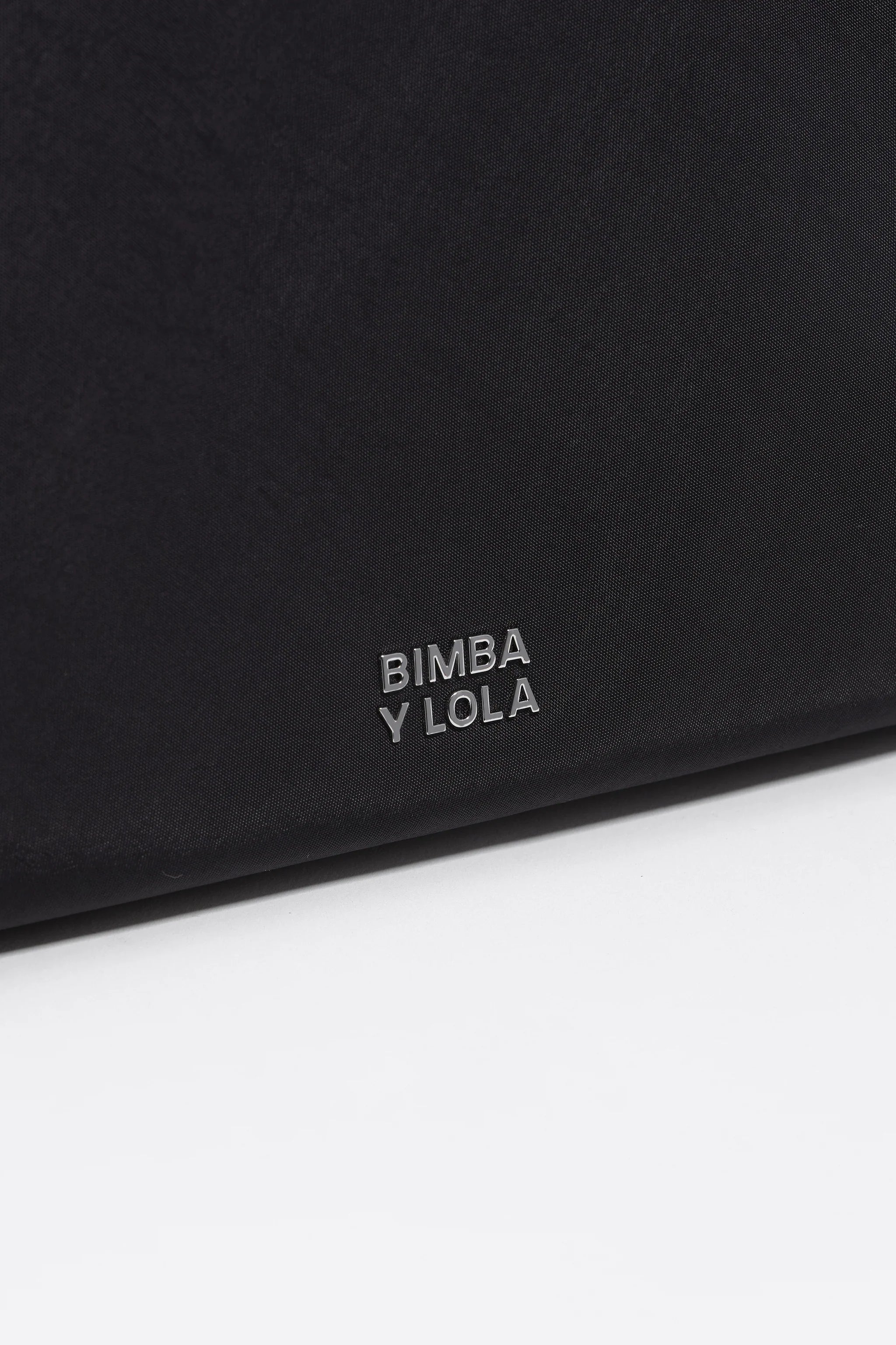 תיק שחור ממותג BIMBA Y LOLA מקבוצת אלפא, מותגים מובילים ב-CHOZEN