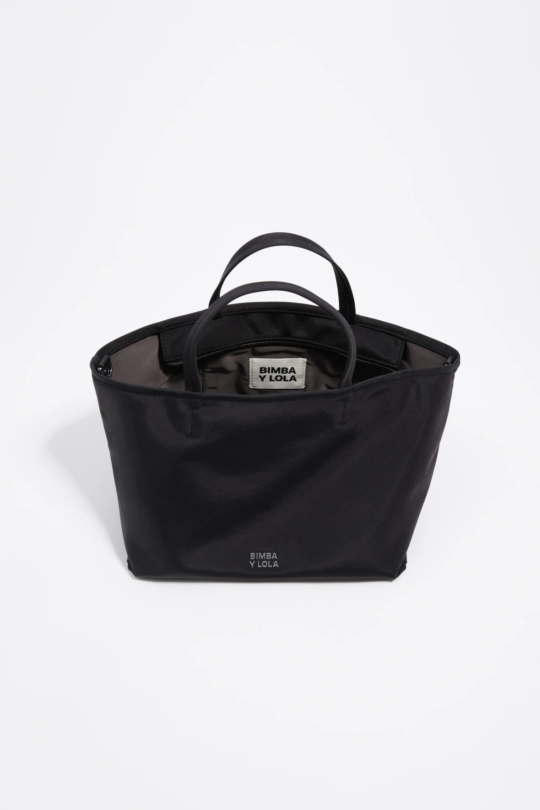 תיק יד שחור מבית BIMBA Y LOLA, עיצוב אלגנטי, מוצג על רקע לבן, נציג מותג בינלאומי ב-CHOZEN